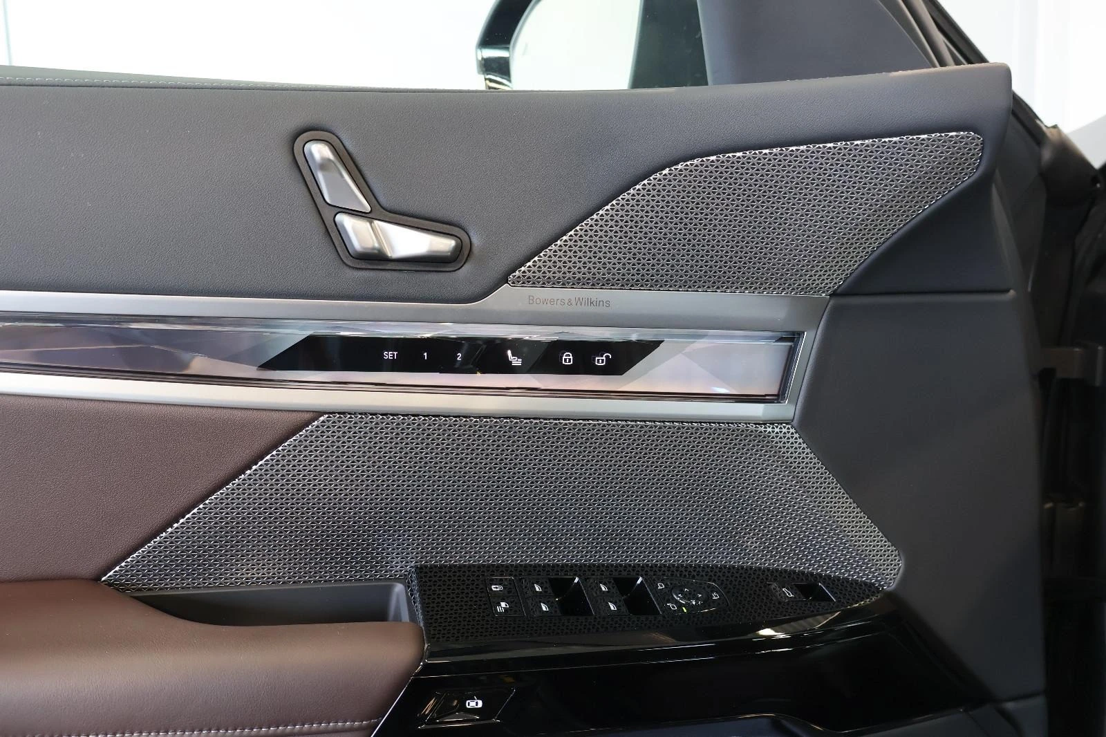 BMW i7 xDrive60/THEATRE SCREEN/CARBON/B&W/ICONIC GLOW/360 - изображение 8