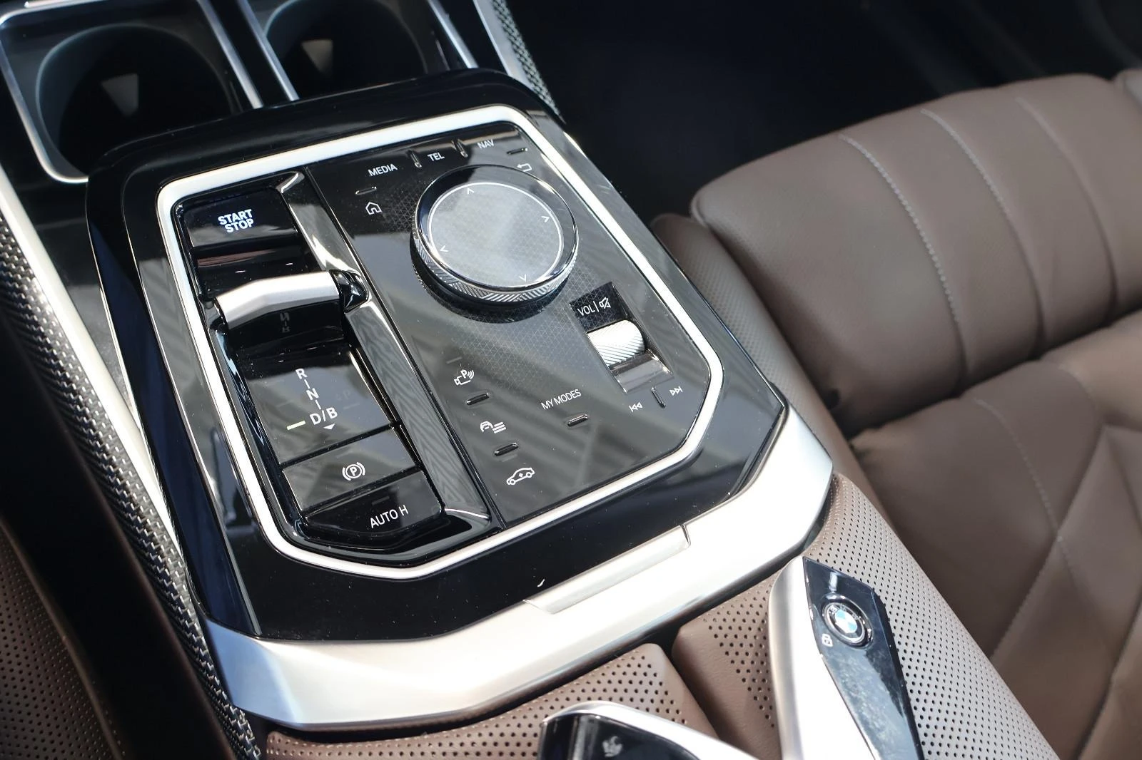 BMW i7 xDrive60/THEATRE SCREEN/CARBON/B&W/ICONIC GLOW/360 | Mobile.bg   12