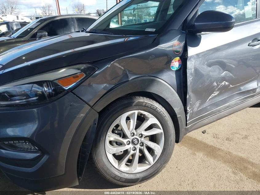 Hyundai Tucson 2.0l Se, снимка 6 - Автомобили и джипове - 54307352