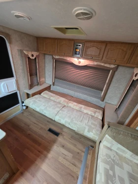 Каравана Forest River Riverstone 39 Grand Surveyor, снимка 9