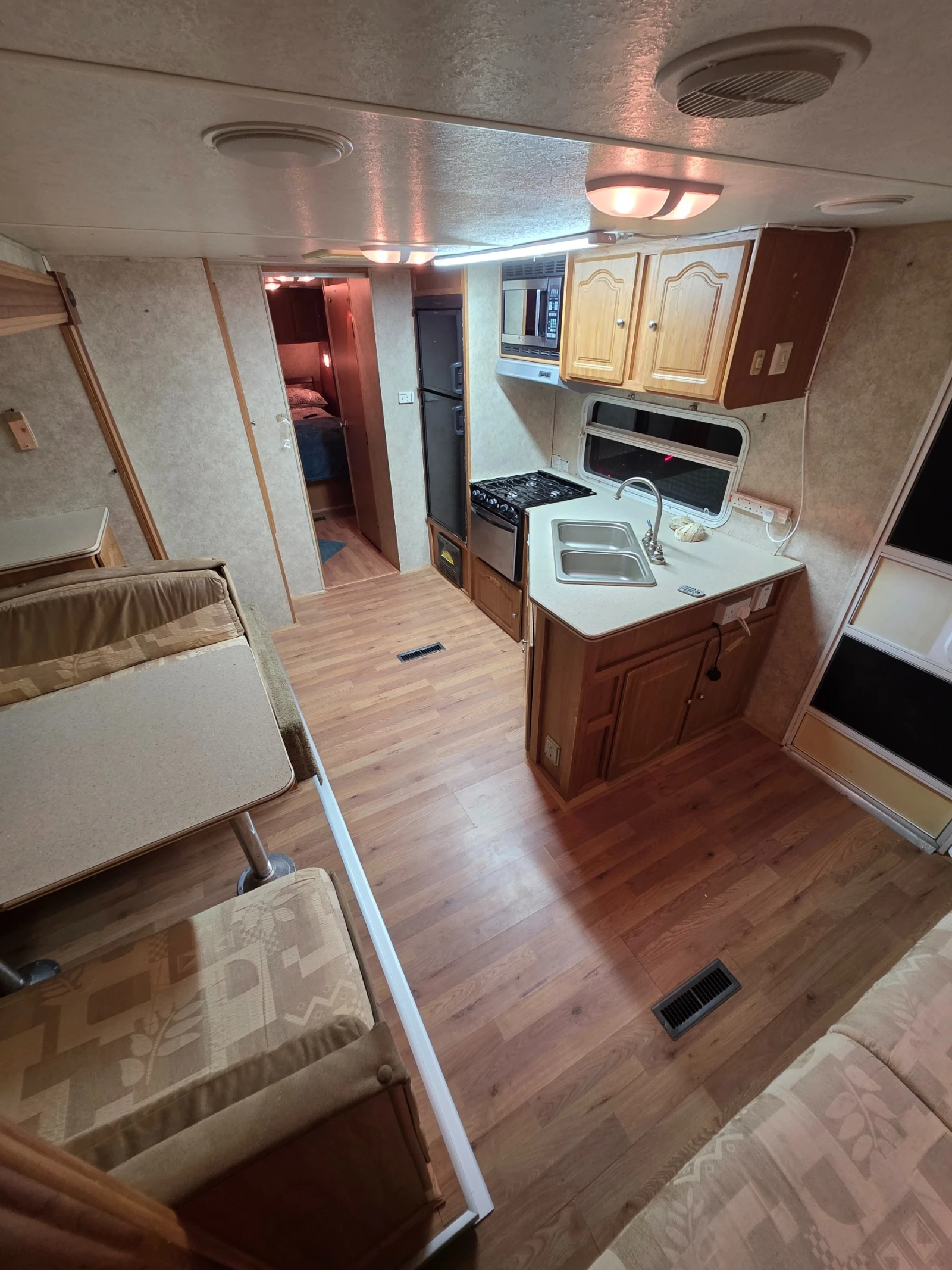 Каравана Forest River Riverstone 39 Grand Surveyor, снимка 5 - Каравани и кемпери - 56151795
