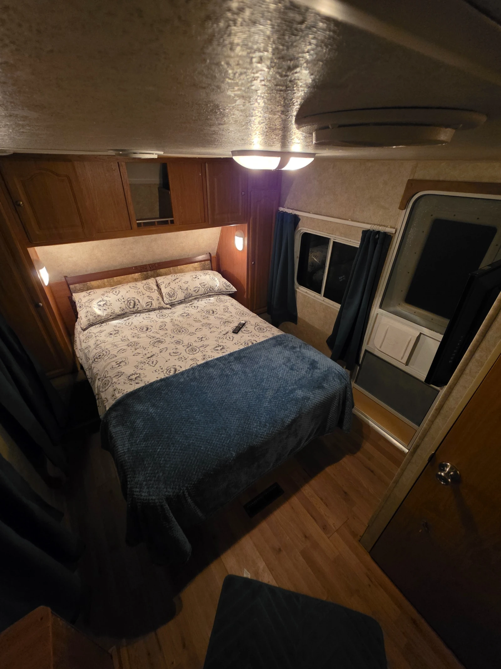 Каравана Forest River Riverstone 39 Grand Surveyor, снимка 11 - Каравани и кемпери - 56151795