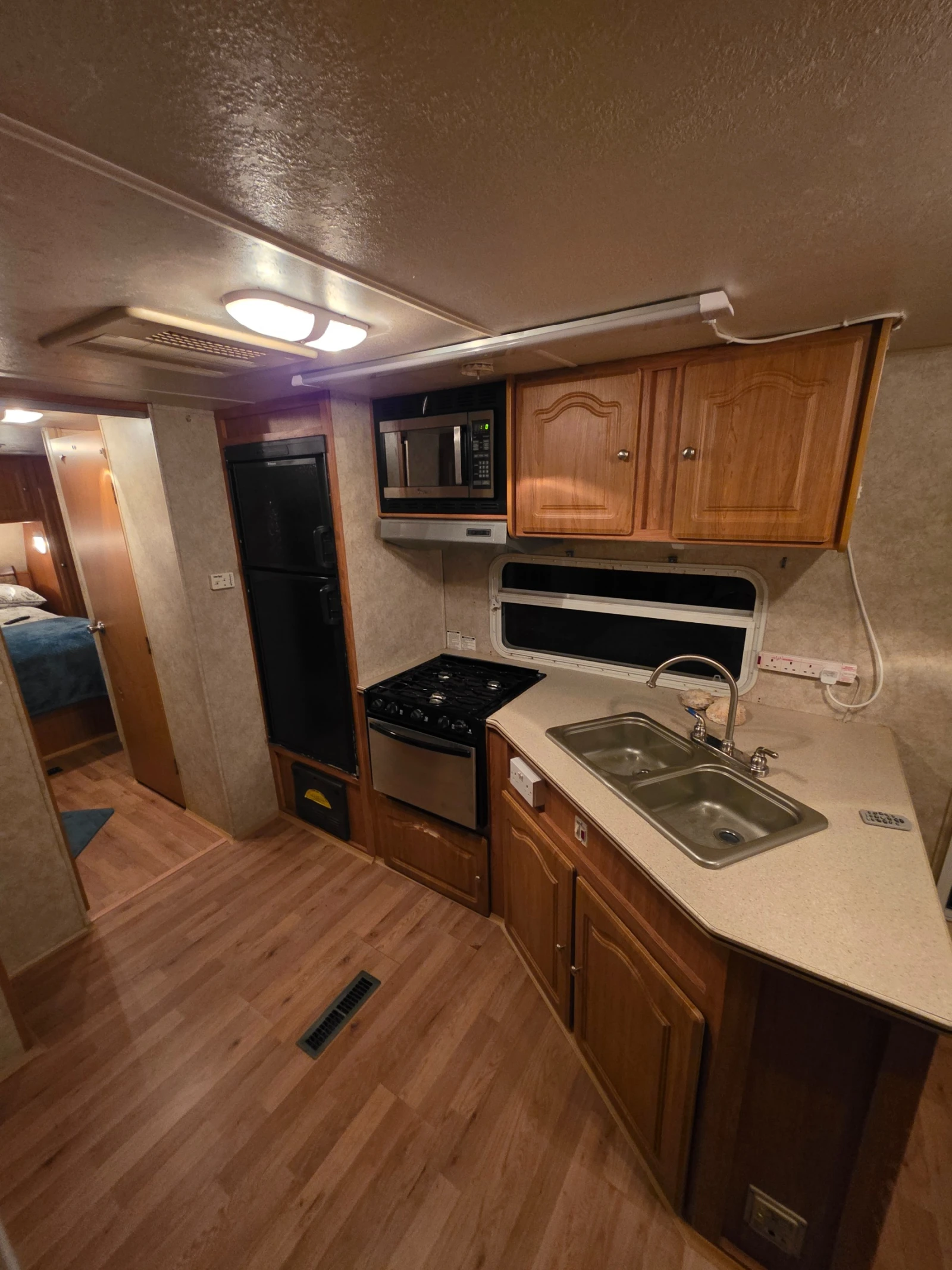 Каравана Forest River Riverstone 39 Grand Surveyor, снимка 7 - Каравани и кемпери - 56151795