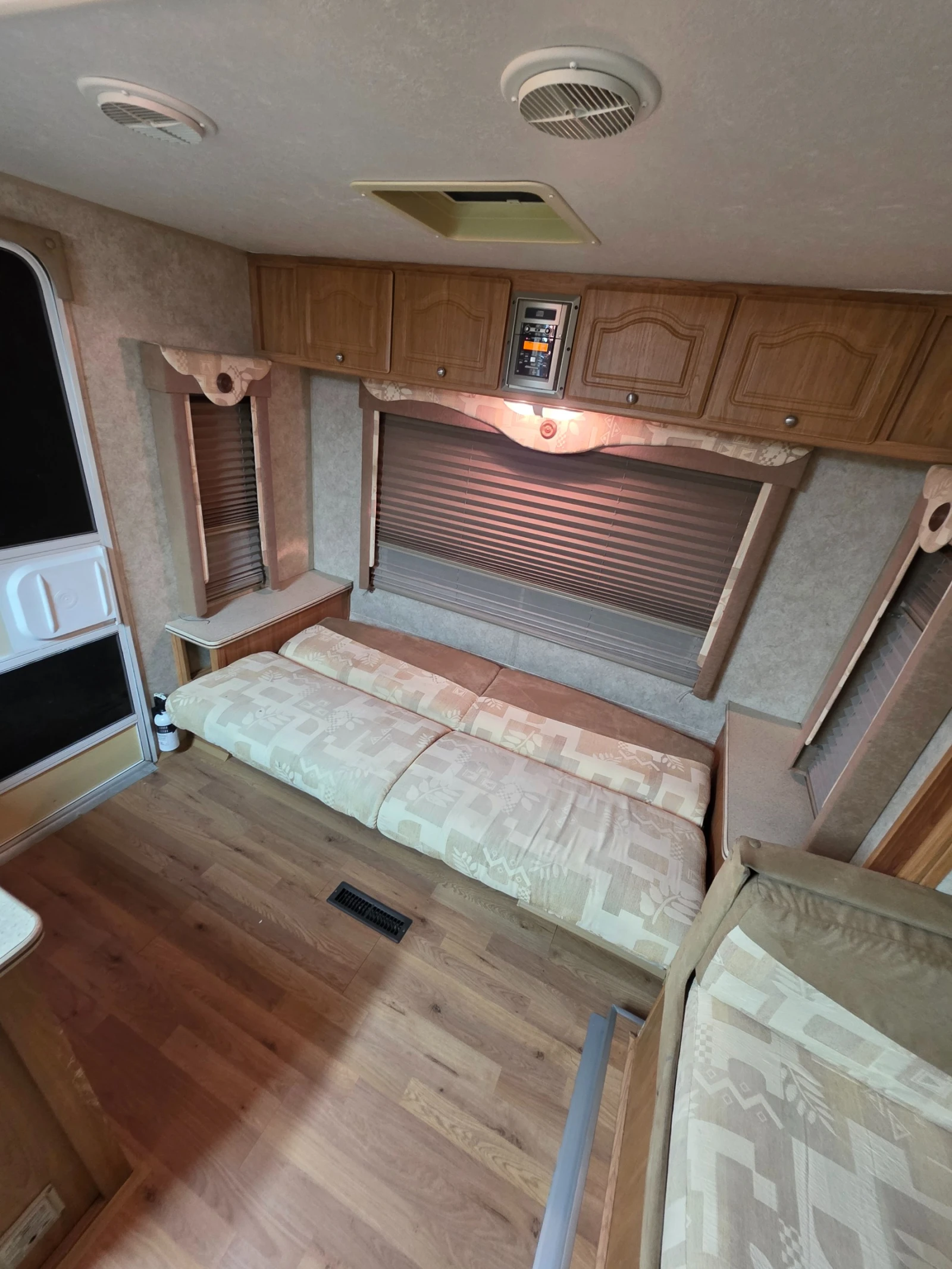 Каравана Forest River Riverstone 39 Grand Surveyor, снимка 9 - Каравани и кемпери - 56151795