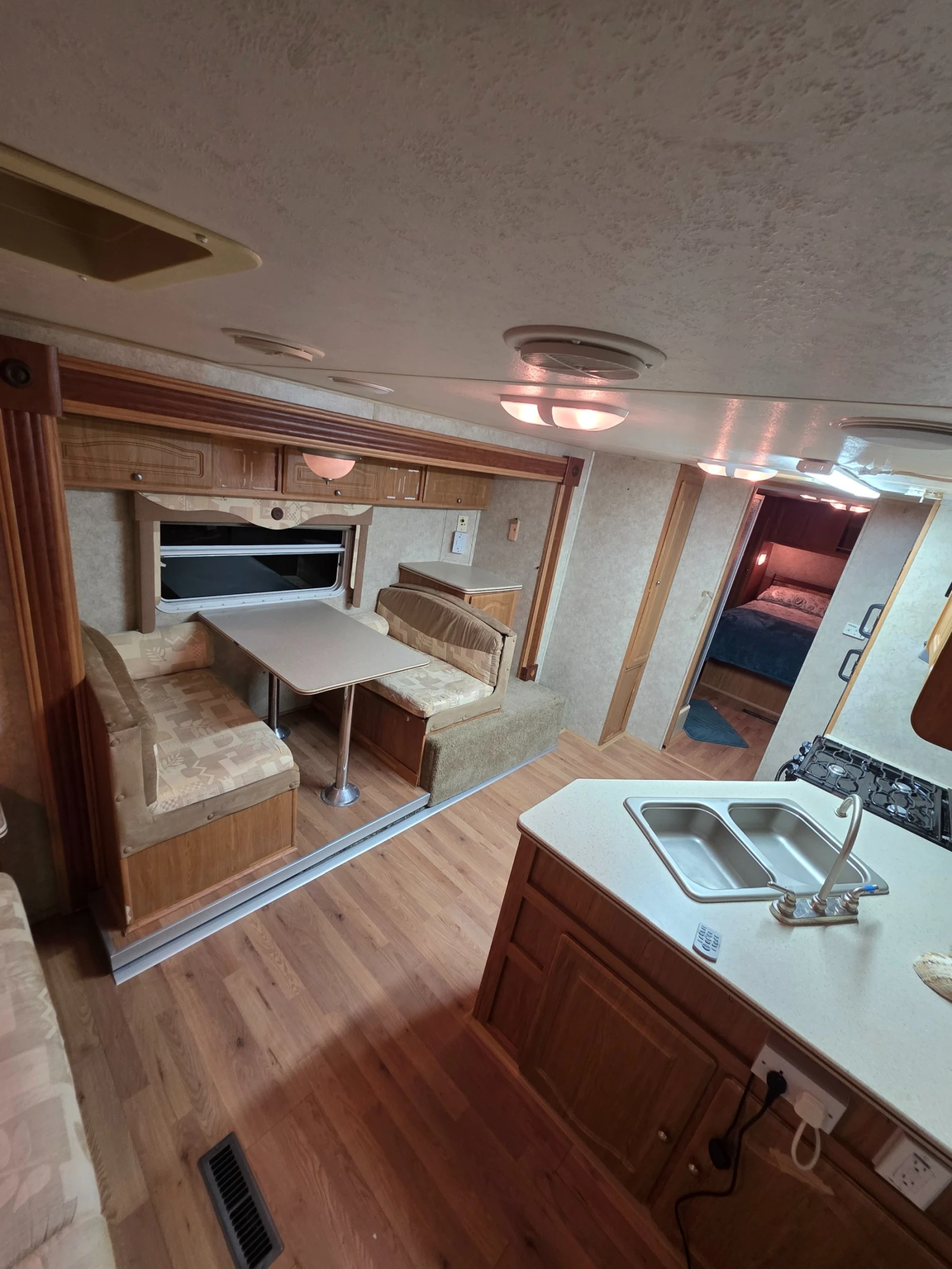 Каравана Forest River Riverstone 39 Grand Surveyor, снимка 4 - Каравани и кемпери - 56151795