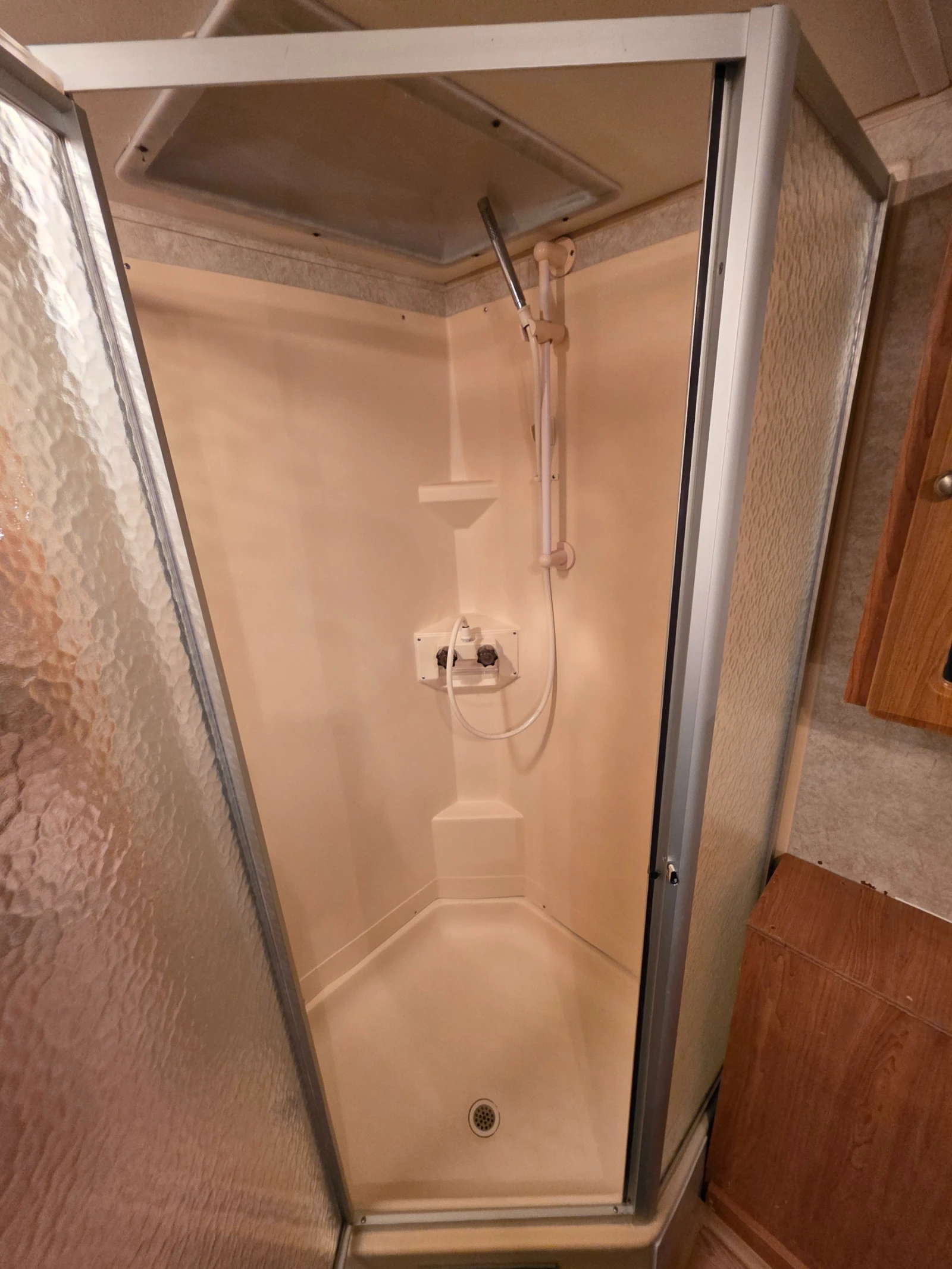 Каравана Forest River Riverstone 39 Grand Surveyor, снимка 13 - Каравани и кемпери - 56151795