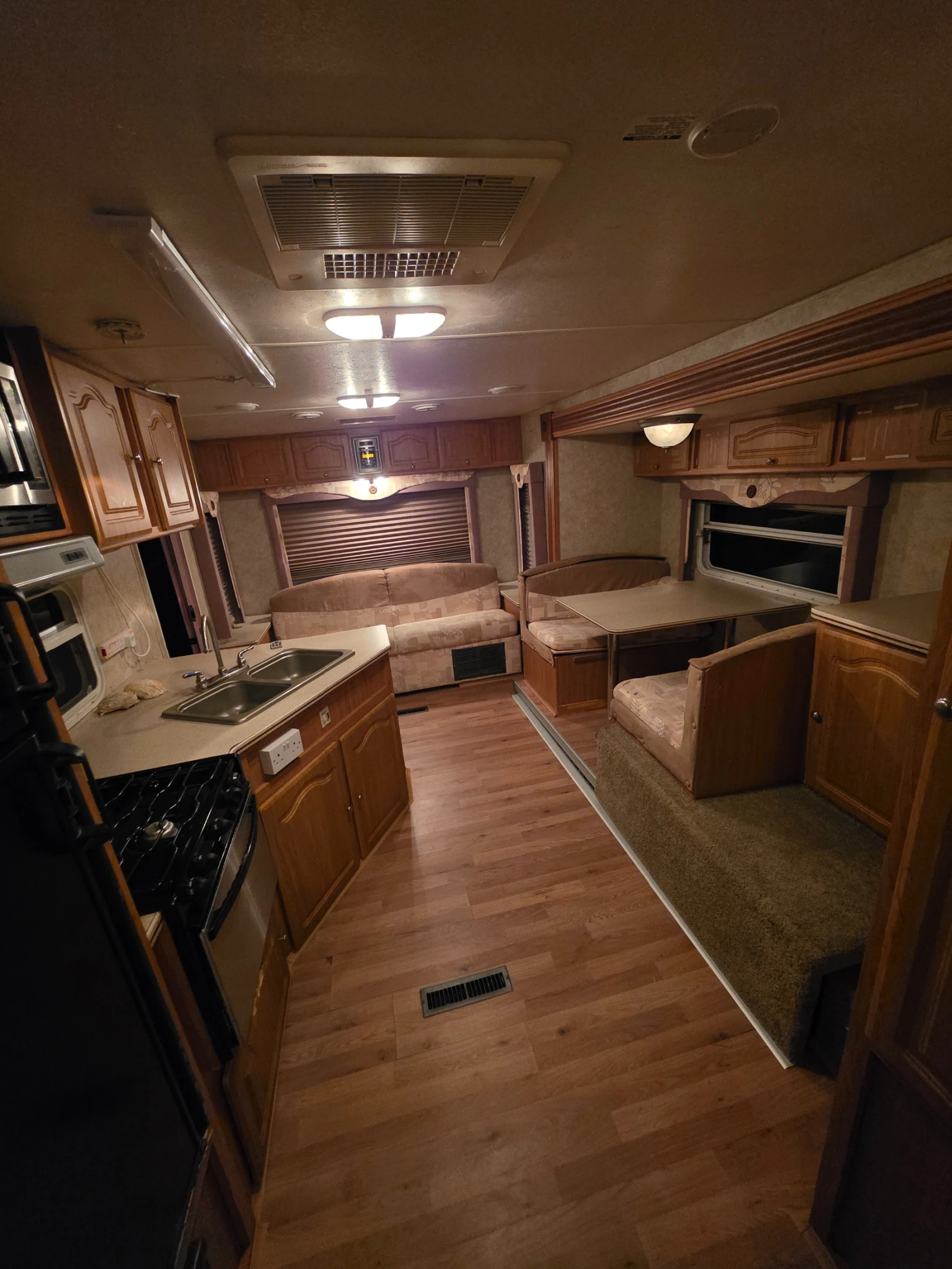 Каравана Forest River Riverstone 39 Grand Surveyor, снимка 8 - Каравани и кемпери - 56151795