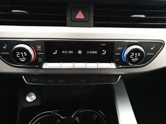 Audi A4 Avant 40 TFSI Quattro = S-line = Гаранция, снимка 7 - Автомобили и джипове - 53916272