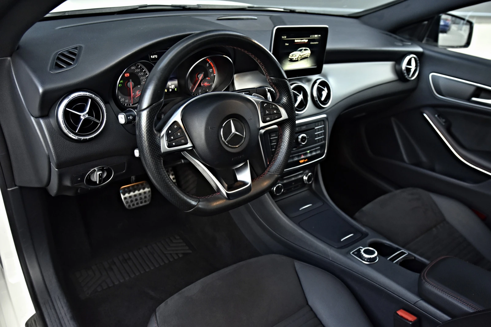 Mercedes-Benz CLA 220 220CDI\AMG\PANORAMA\CAMERA, снимка 9 - Автомобили и джипове - 53726462