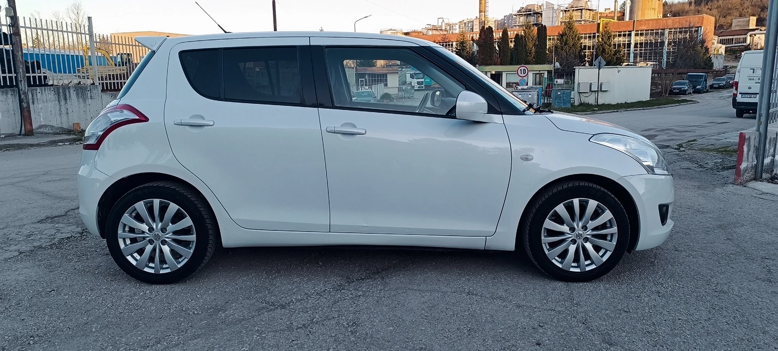 Suzuki Swift 1.3i , снимка 6 - Автомобили и джипове - 53835167