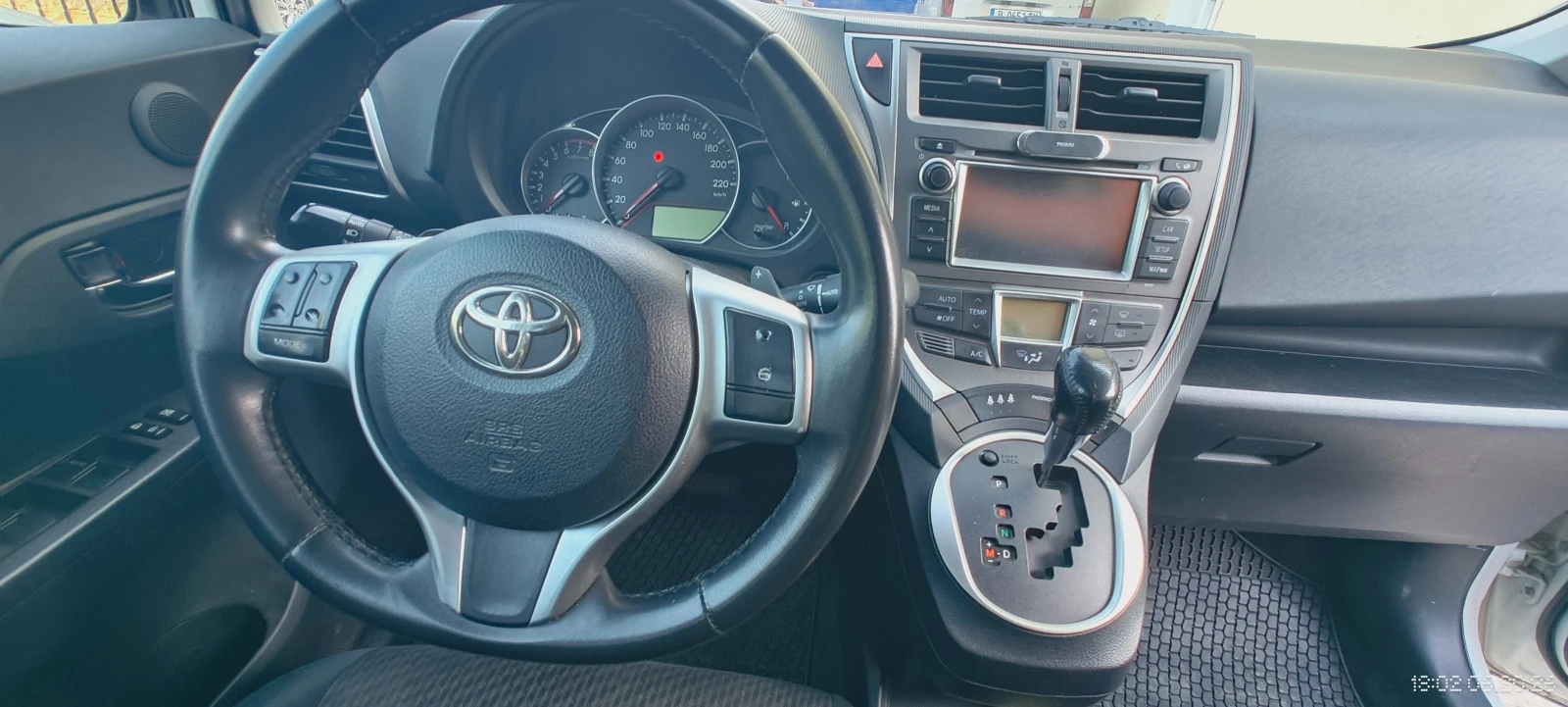 Toyota Verso S, снимка 9 - Автомобили и джипове - 54987794
