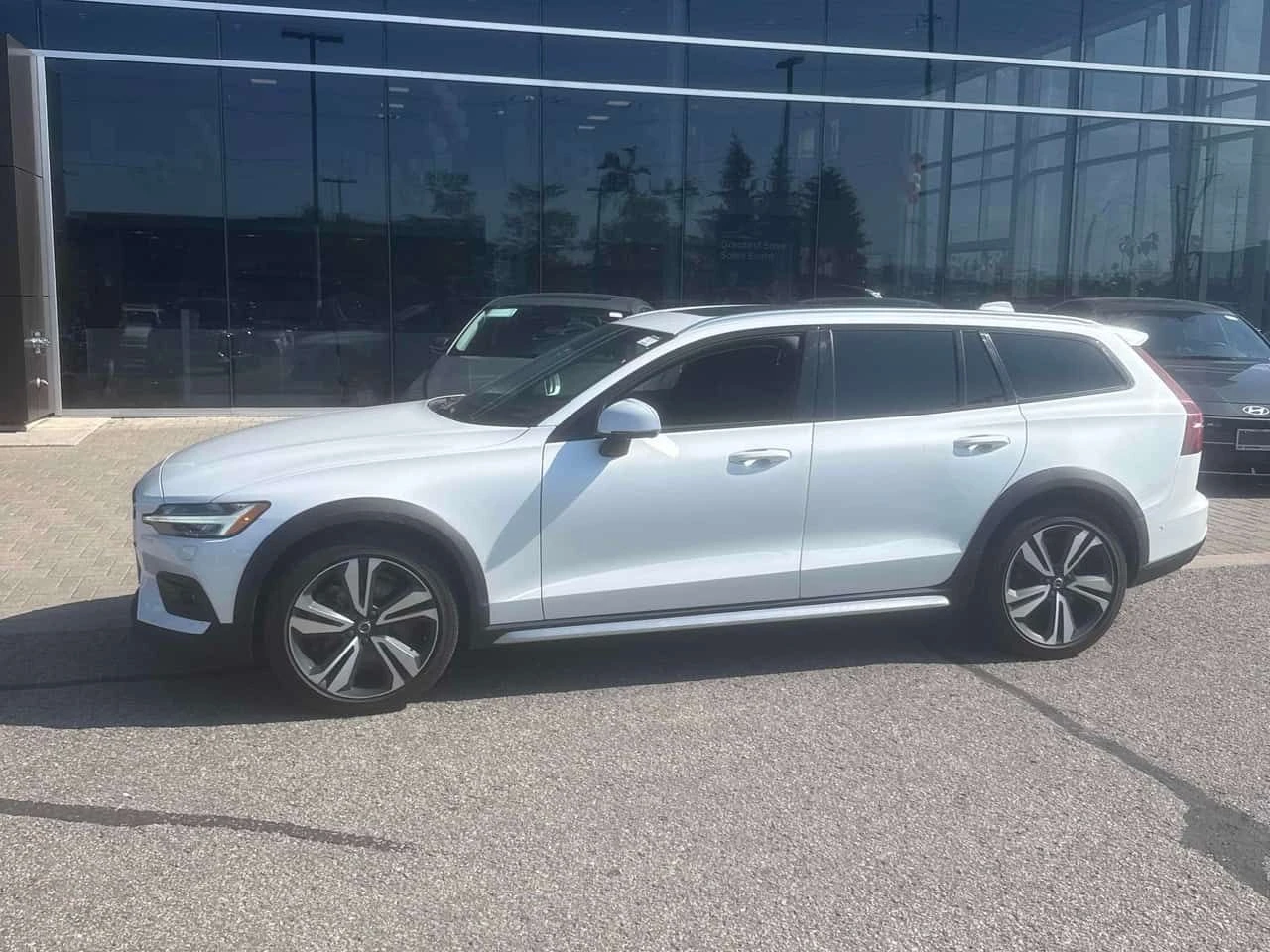 Volvo V60 Cross Country * Ultimate * АВТОКРЕДИТ БЕЗ ПЪРВОНАЧАЛНА ВНОСКА* , снимка 2 - Автомобили и джипове - 55220855