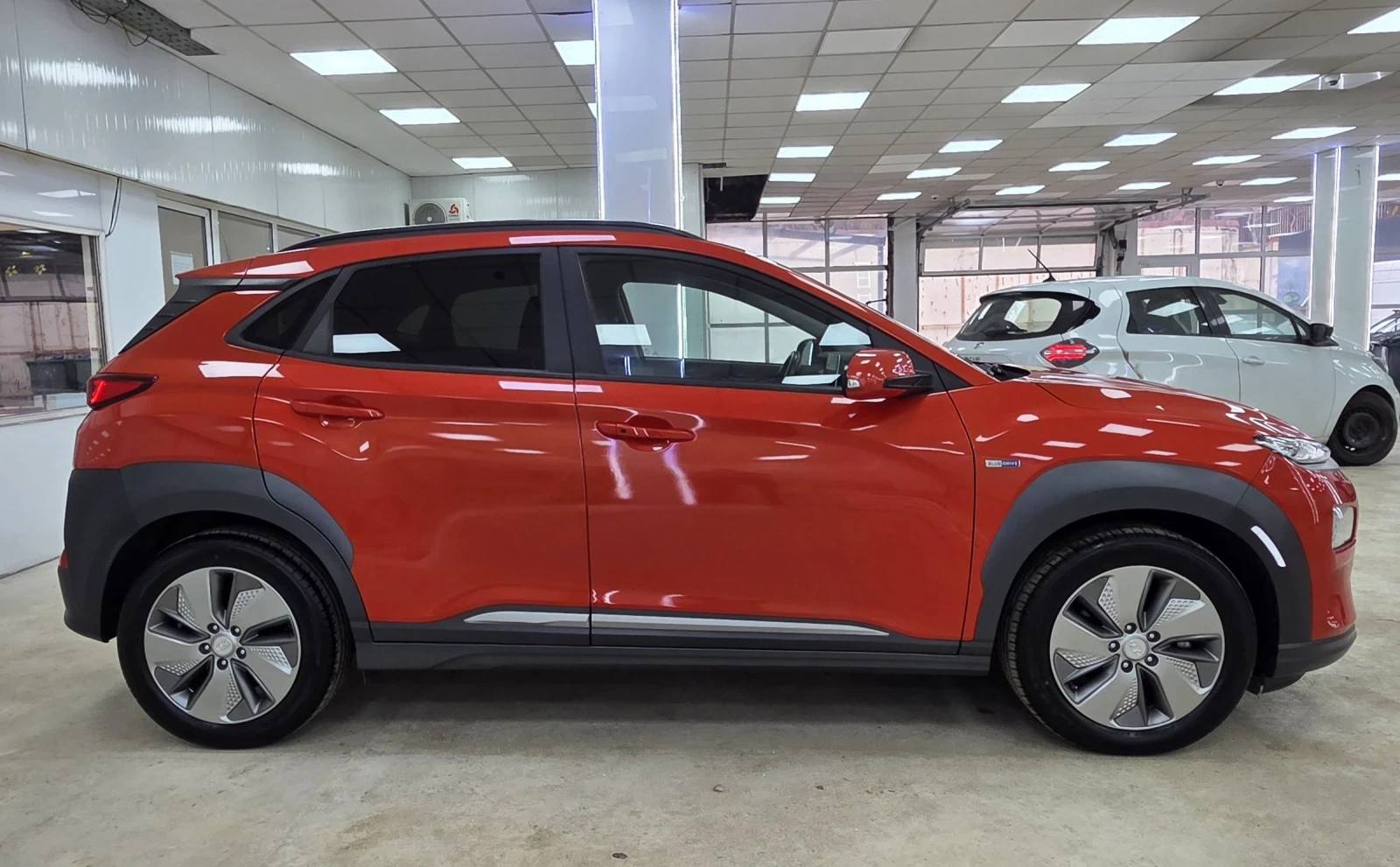 Hyundai Kona 64KWh/Premium/Заверена Сервизна Книжка - изображение 2