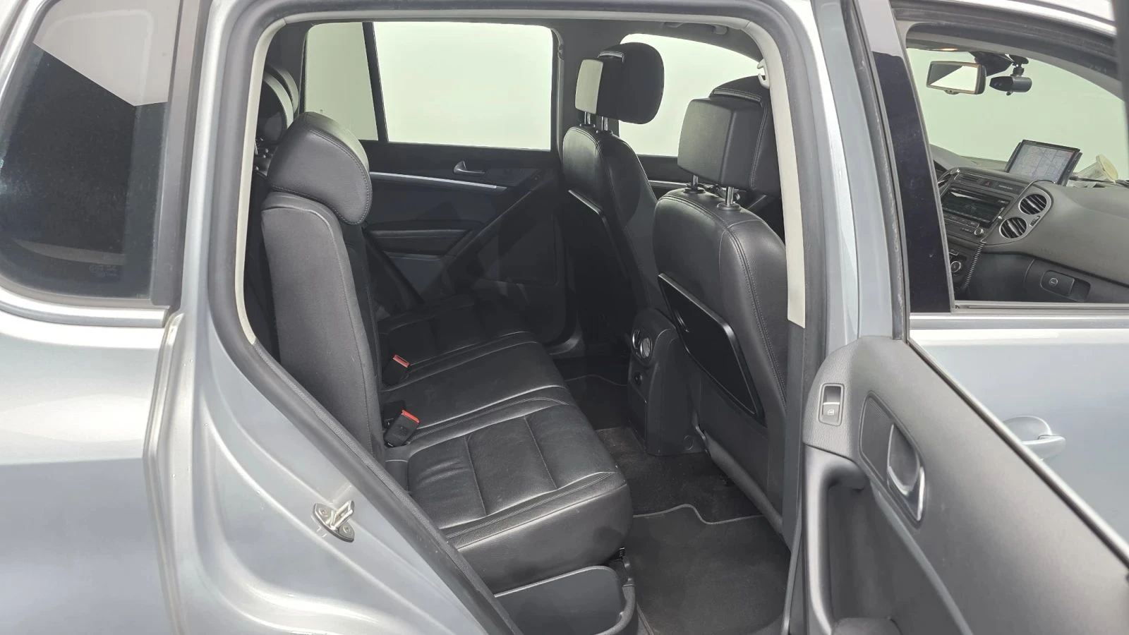 VW Tiguan, снимка 12 - Автомобили и джипове - 56689641
