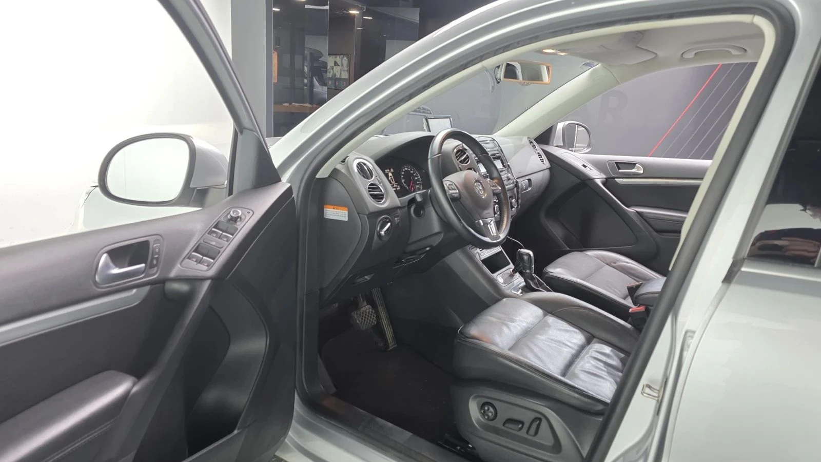 VW Tiguan, снимка 10 - Автомобили и джипове - 56689641