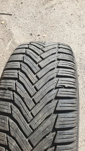 Гуми Зимни 225/50R17, снимка 2 - Гуми и джанти - 47461056