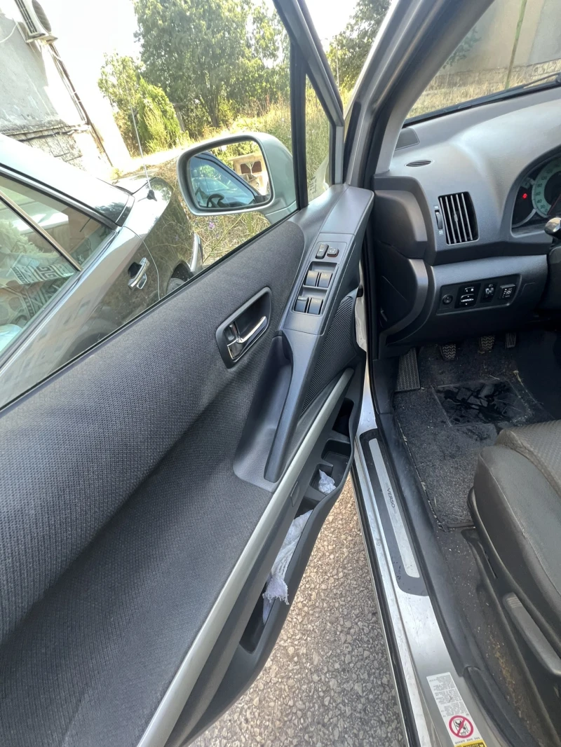 Toyota Corolla verso 1.8 VVT-i, снимка 12 - Автомобили и джипове - 52262359