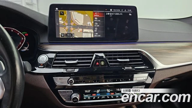 BMW 530 i xDrive M| HARMAN K| 360| DIST| HUD| PANO| ОБДУХ, снимка 10 - Автомобили и джипове - 55836425