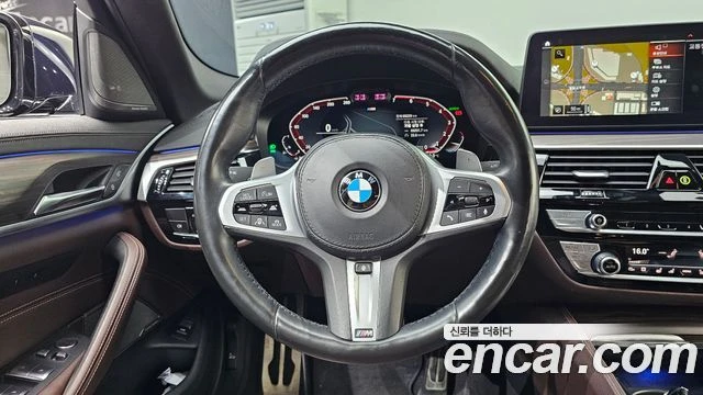 BMW 530 i xDrive M| HARMAN K| 360| DIST| HUD| PANO| ОБДУХ, снимка 6 - Автомобили и джипове - 55836425