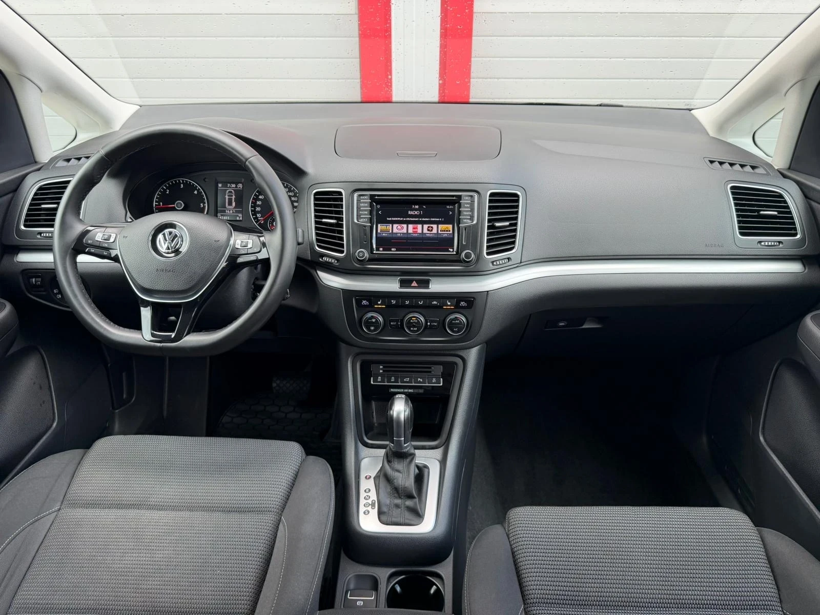 VW Sharan 2.0TDI AUTOMATIK DSG NAVI EVRO 6B ЛИЗИНГ!!!, снимка 14 - Автомобили и джипове - 54541107