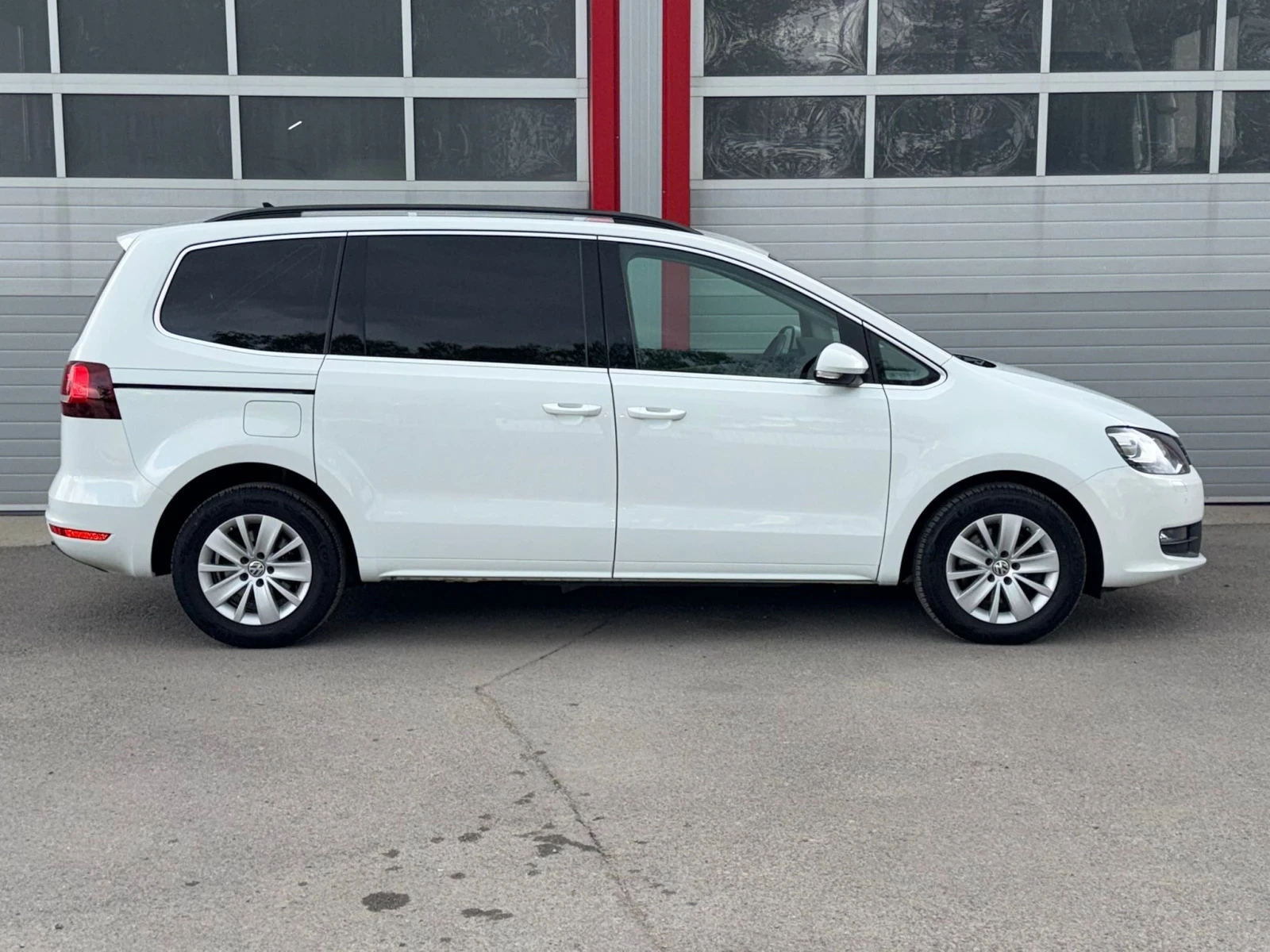 VW Sharan 2.0TDI AUTOMATIK DSG NAVI EVRO 6B ЛИЗИНГ!!!, снимка 7 - Автомобили и джипове - 54541107