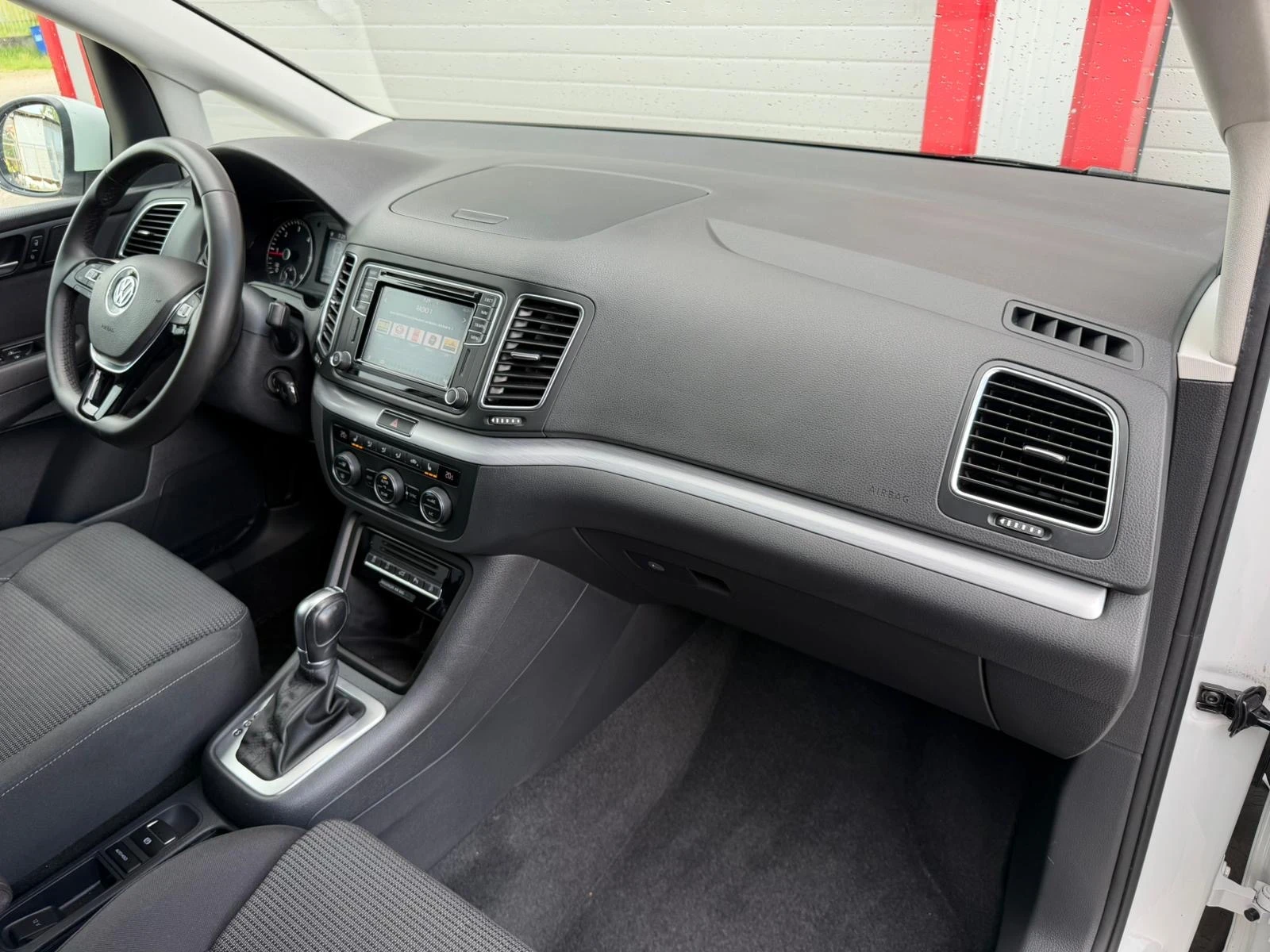 VW Sharan 2.0TDI AUTOMATIK DSG NAVI EVRO 6B ЛИЗИНГ!!!, снимка 15 - Автомобили и джипове - 54541107