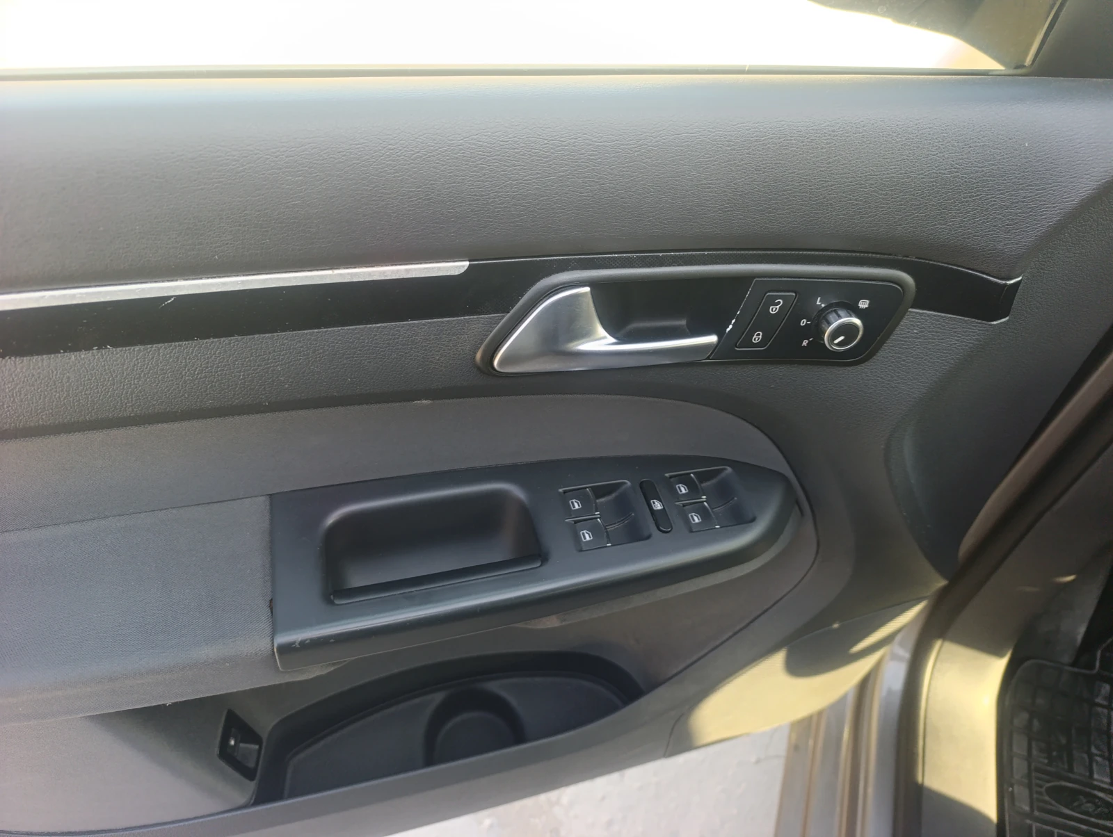 VW Touran 2.0TDI DSG, снимка 7 - Автомобили и джипове - 55792616