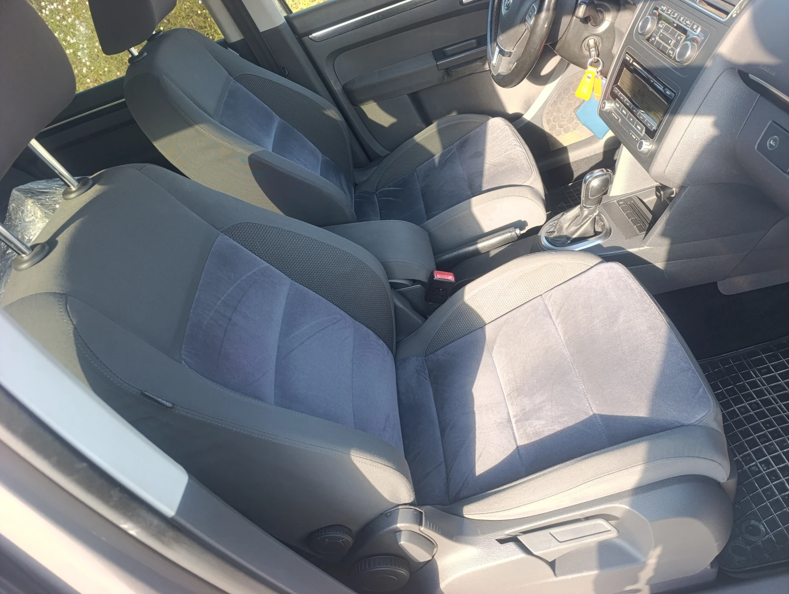 VW Touran 2.0TDI DSG, снимка 13 - Автомобили и джипове - 55792616