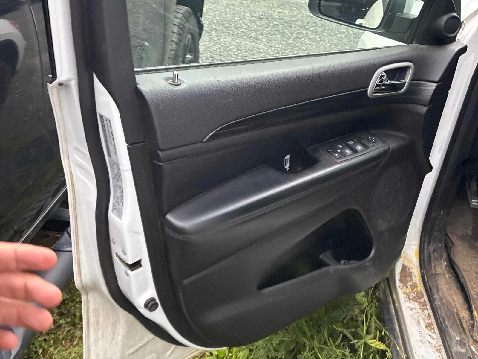 Jeep Grand cherokee * Laredo* CARFAX* АВТОКРЕДИТ БЕЗ ПЪРВОНАЧАЛНА ВНОС, снимка 12 - Автомобили и джипове - 55871947