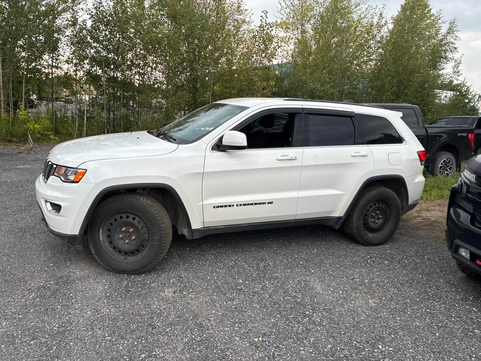Jeep Grand cherokee * Laredo* CARFAX* АВТОКРЕДИТ БЕЗ ПЪРВОНАЧАЛНА ВНОС, снимка 2 - Автомобили и джипове - 55871947