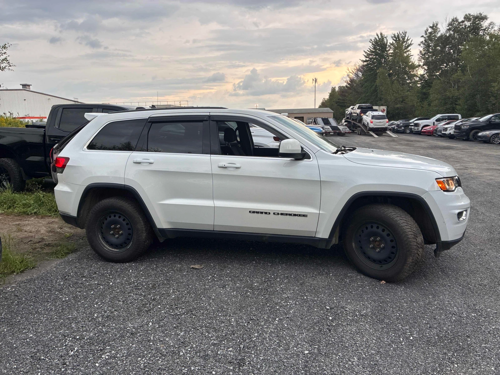Jeep Grand cherokee * Laredo* CARFAX* АВТОКРЕДИТ БЕЗ ПЪРВОНАЧАЛНА ВНОС, снимка 3 - Автомобили и джипове - 55871947