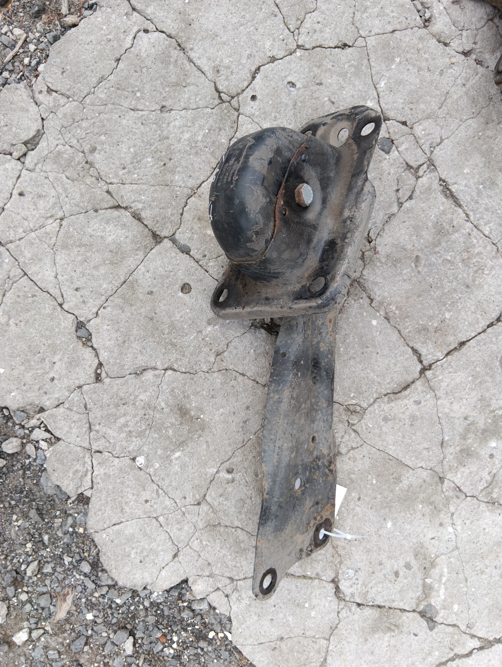 носач заден десен 5Q0505226C Audi A3
