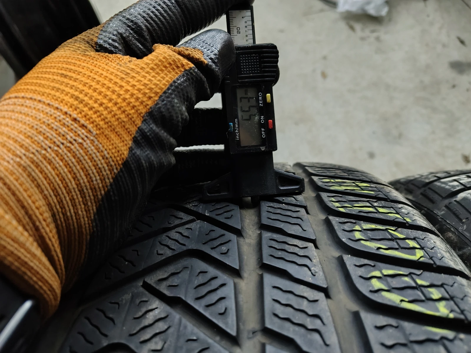 Гуми Зимни 285/35R20, снимка 3 - Гуми и джанти - 54083208