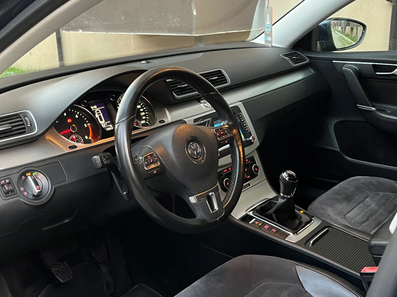 VW Passat Passat b7 2.0TDI highline  Регистриран  - изображение 6