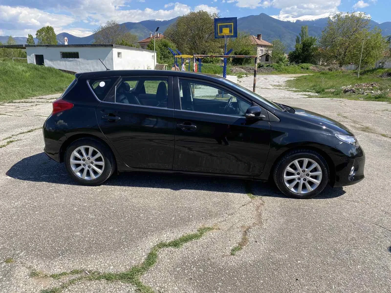 Toyota Auris 1.4 D4D, снимка 2 - Автомобили и джипове - 54442300