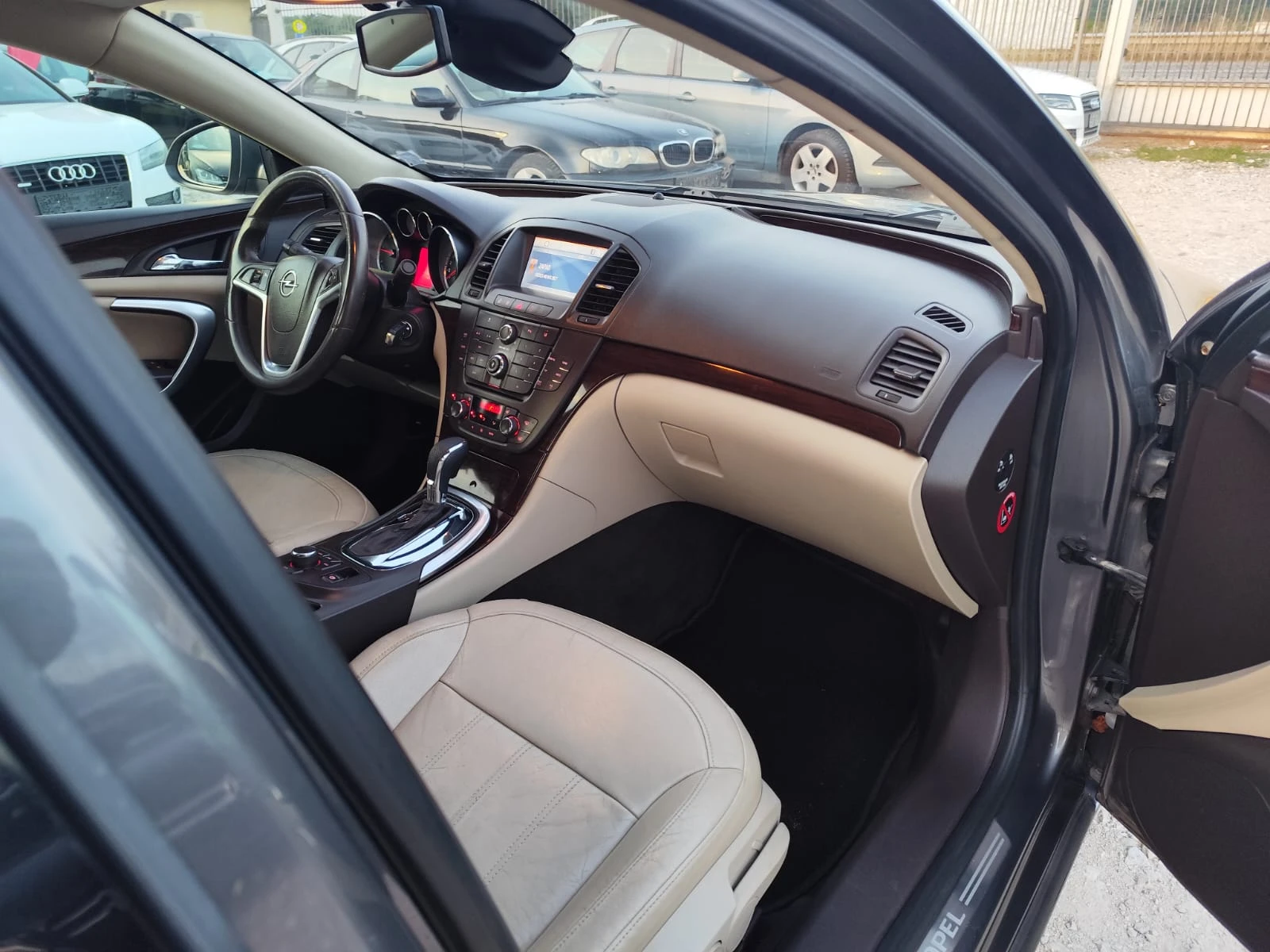 Opel Insignia 2.0 дизел Автомат, снимка 11 - Автомобили и джипове - 55387156