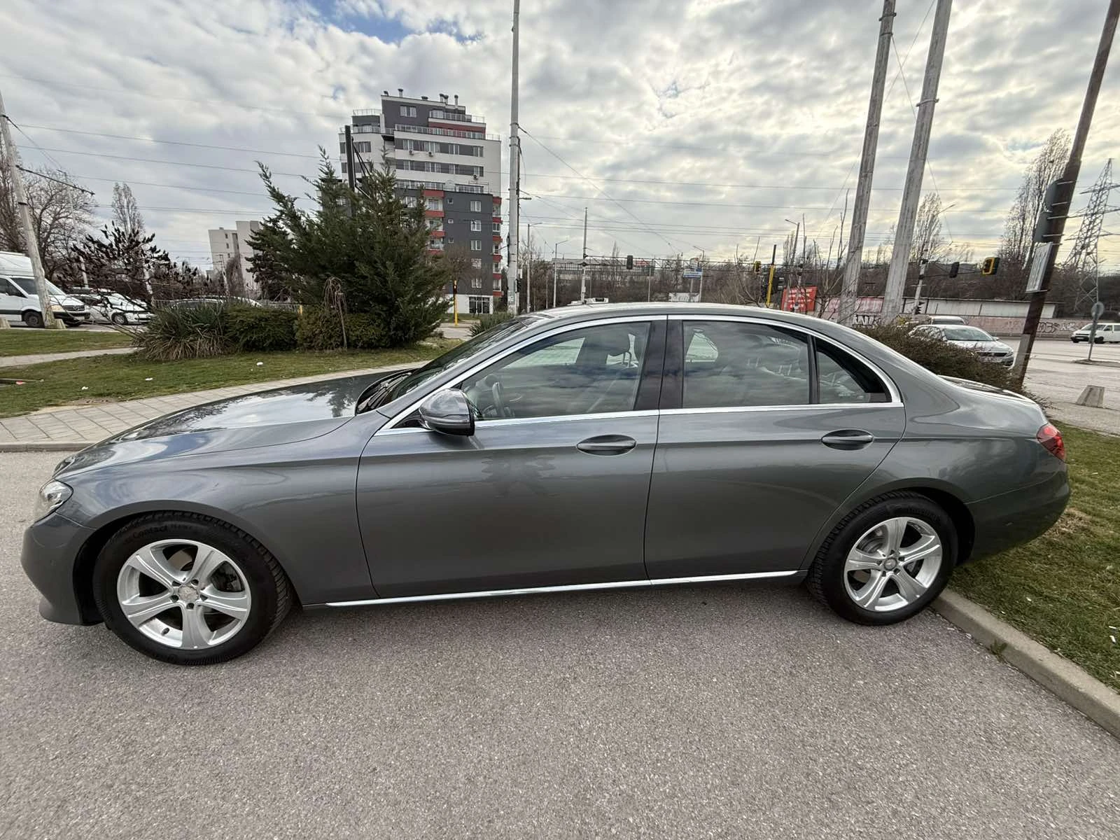 Mercedes-Benz E 220, снимка 2 - Автомобили и джипове - 55590898