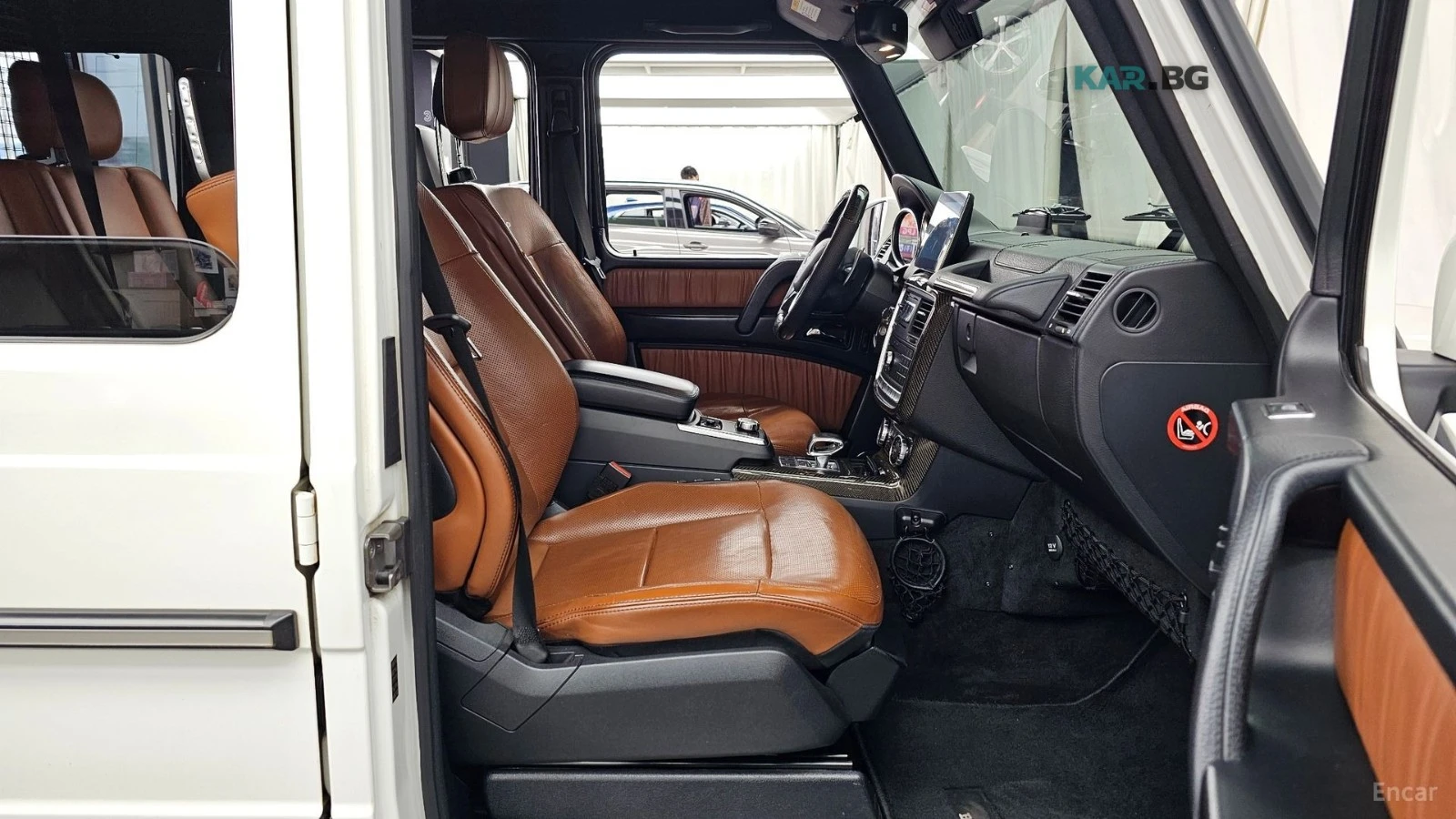 Mercedes-Benz G 63 AMG* МОНИТОРИ* КОЖА* ПАНО* НАВИ, снимка 11 - Автомобили и джипове - 54998082