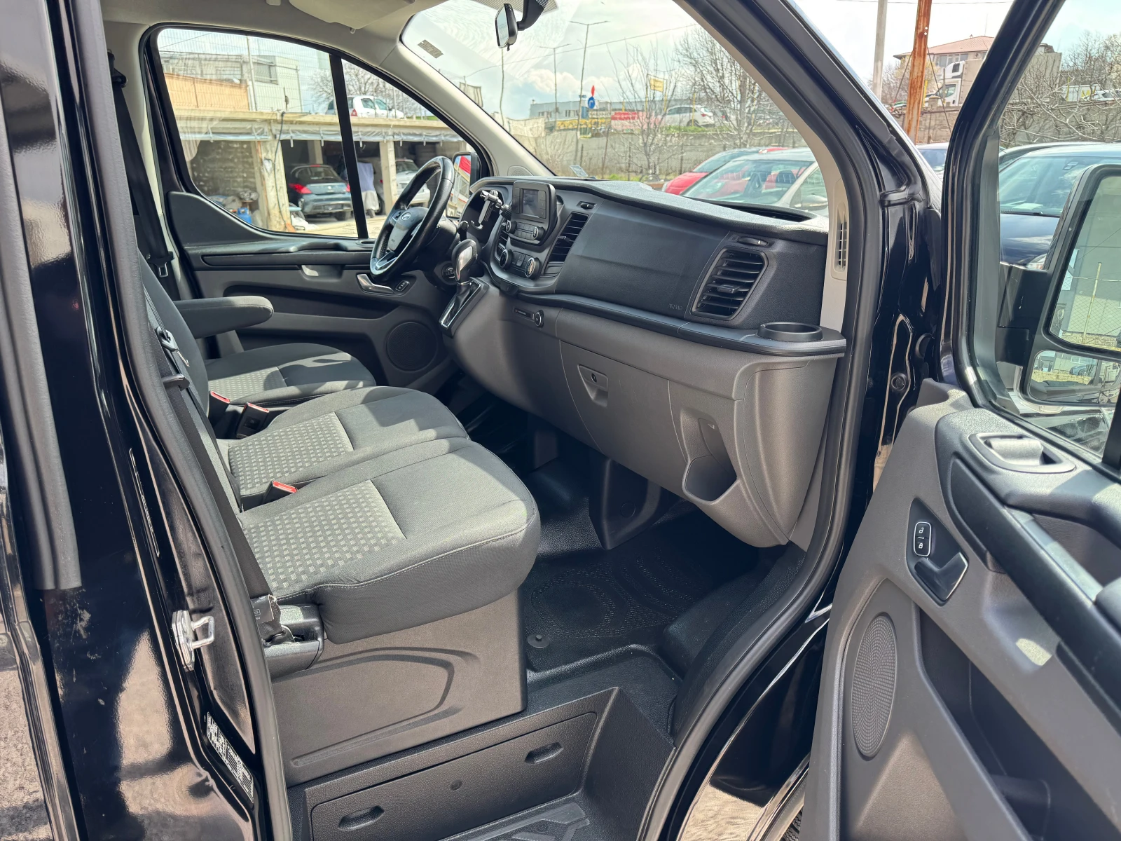 Ford Transit Custom АВТОМАТ-ОБСЛУЖЕН, снимка 15 - Бусове и автобуси - 52876325