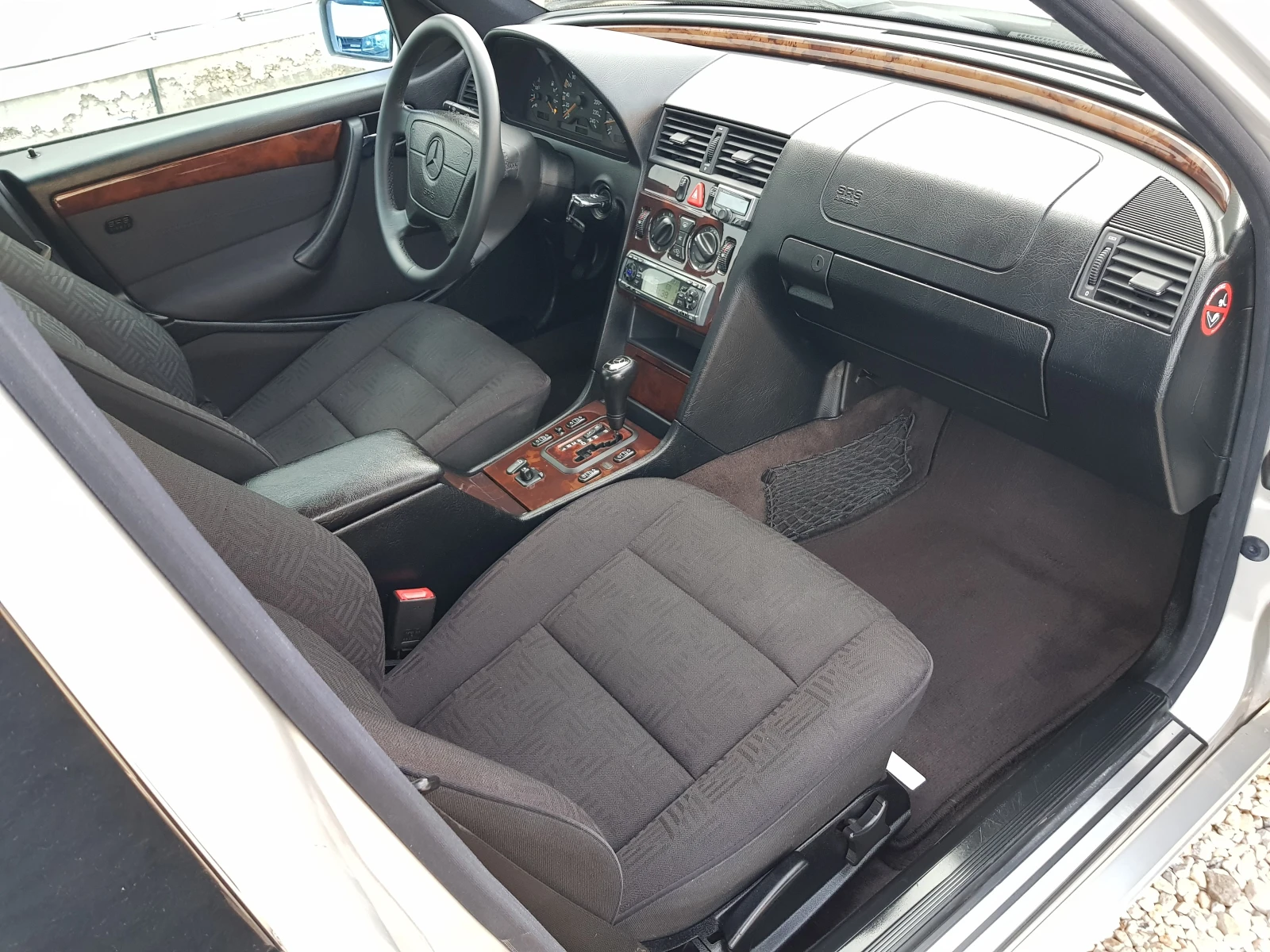 Mercedes-Benz C 180 i FACELIFT ELEGANCE АВТОМАТИК ЛИЗИНГ | Mobile.bg — изображение 11