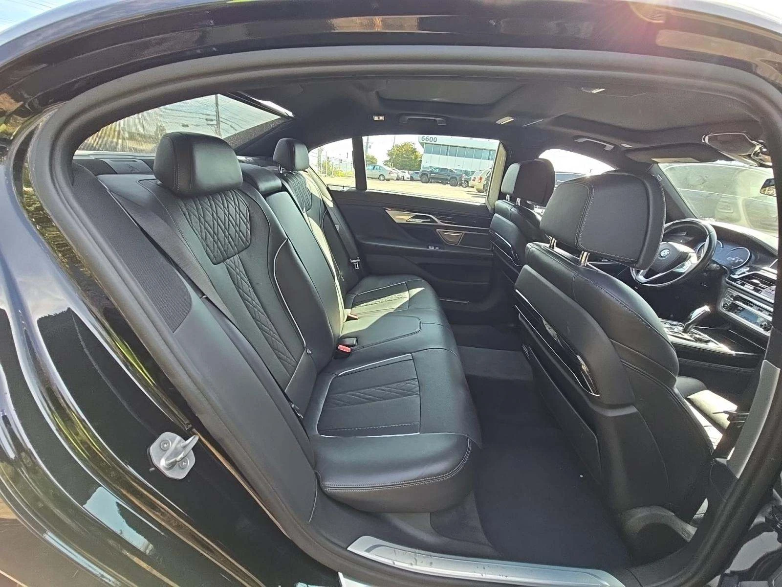 BMW 750 Li* M-PACK* 360* HEADUP* ОБДУХВАНЕ* ПАНОРАМА - изображение 10