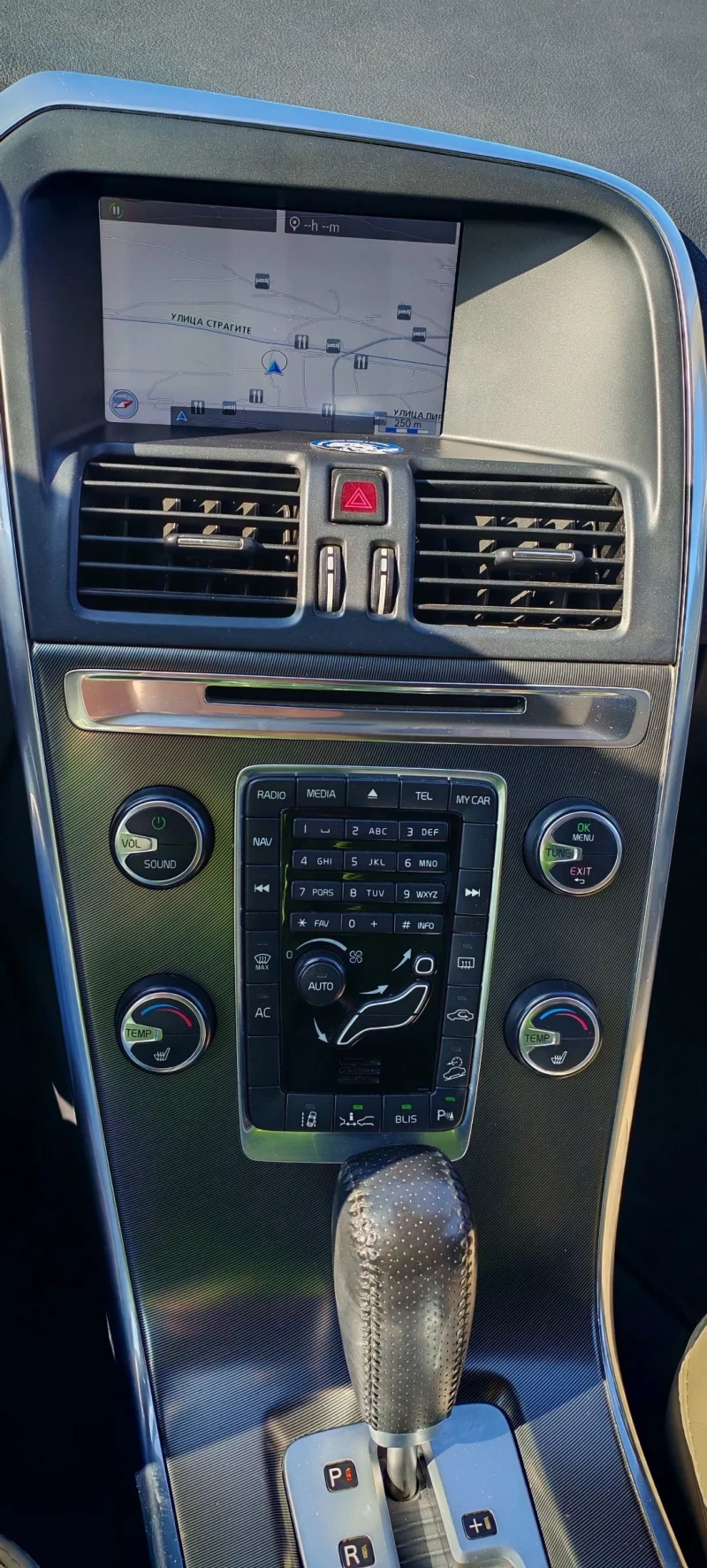 Volvo XC60 R Design AWD, снимка 15 - Автомобили и джипове - 52076350