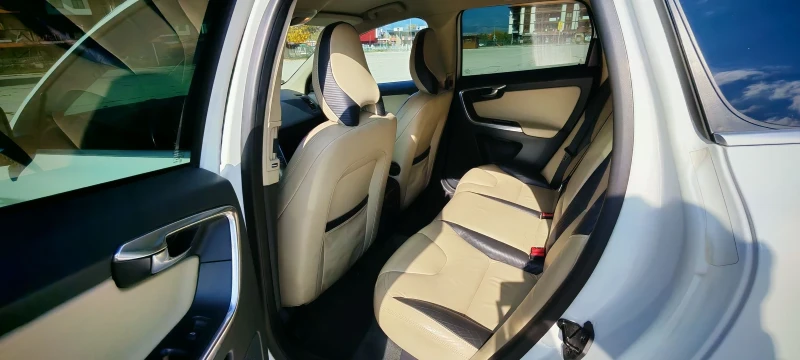 Volvo XC60 R Design AWD, снимка 7 - Автомобили и джипове - 52076350