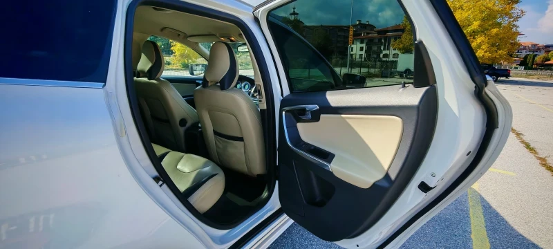 Volvo XC60 R Design AWD, снимка 6 - Автомобили и джипове - 52076350