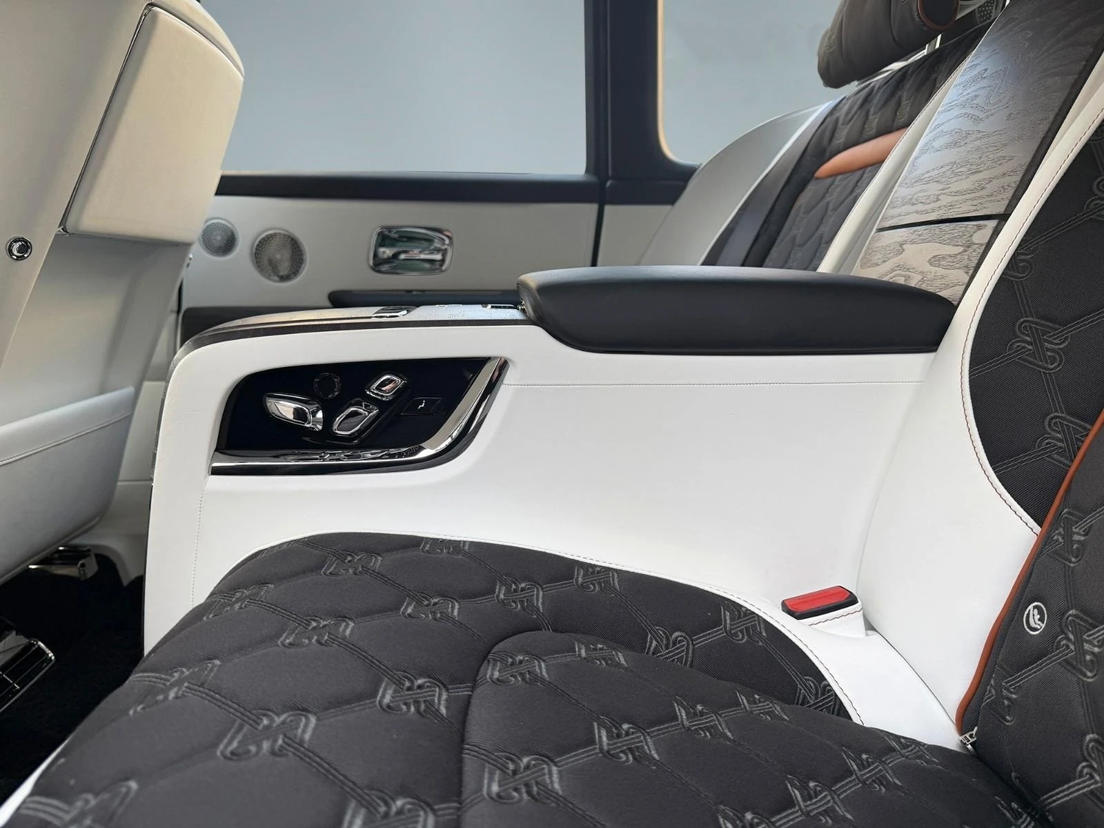 Rolls-Royce Cullinan SERIES II/FACELIFT/SHOOTING STAR/BESPOKE/4-SEATS/, снимка 14 - Автомобили и джипове - 53732133