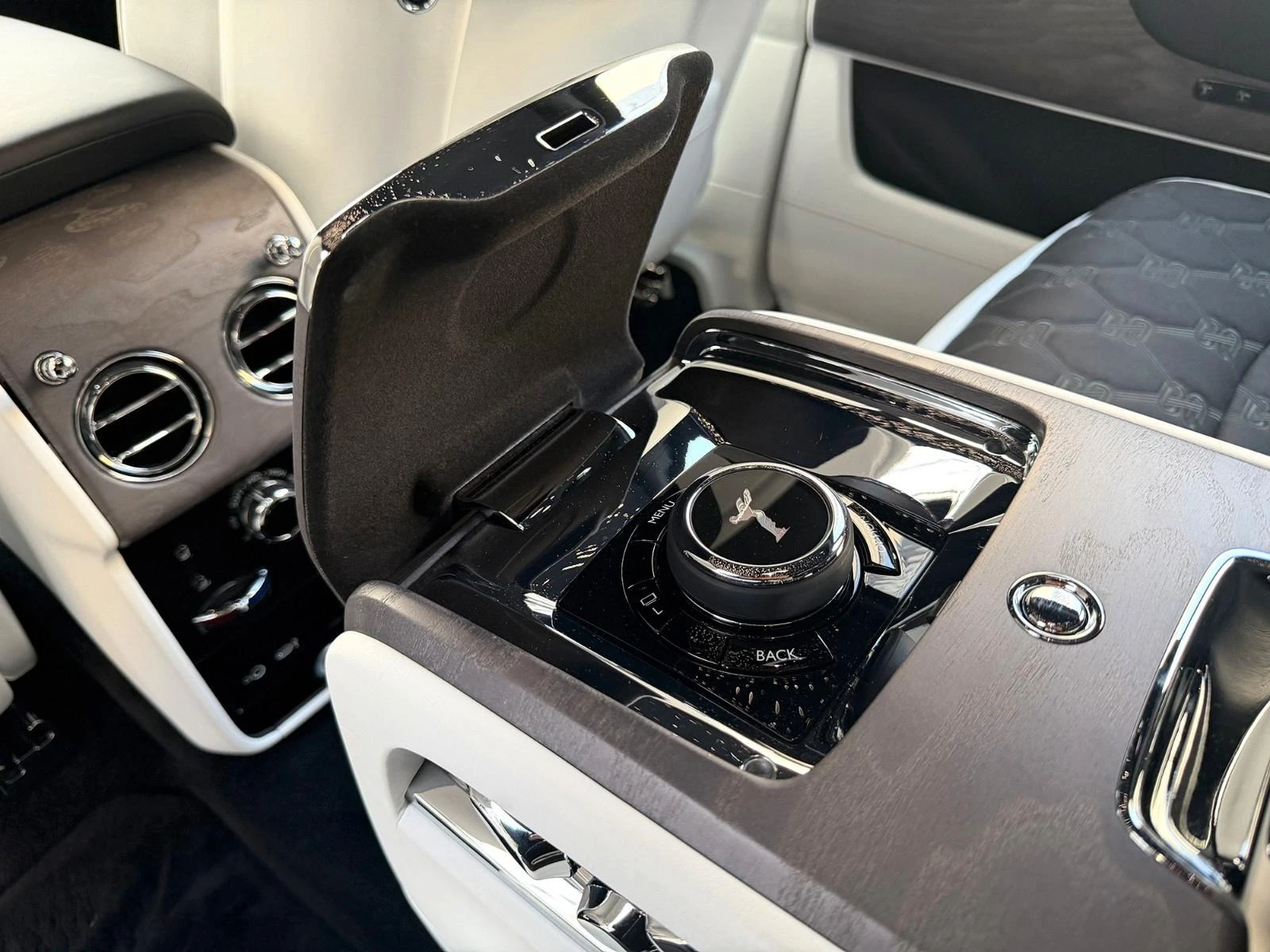 Rolls-Royce Cullinan SERIES II/FACELIFT/SHOOTING STAR/BESPOKE/4-SEATS/, снимка 15 - Автомобили и джипове - 53732133