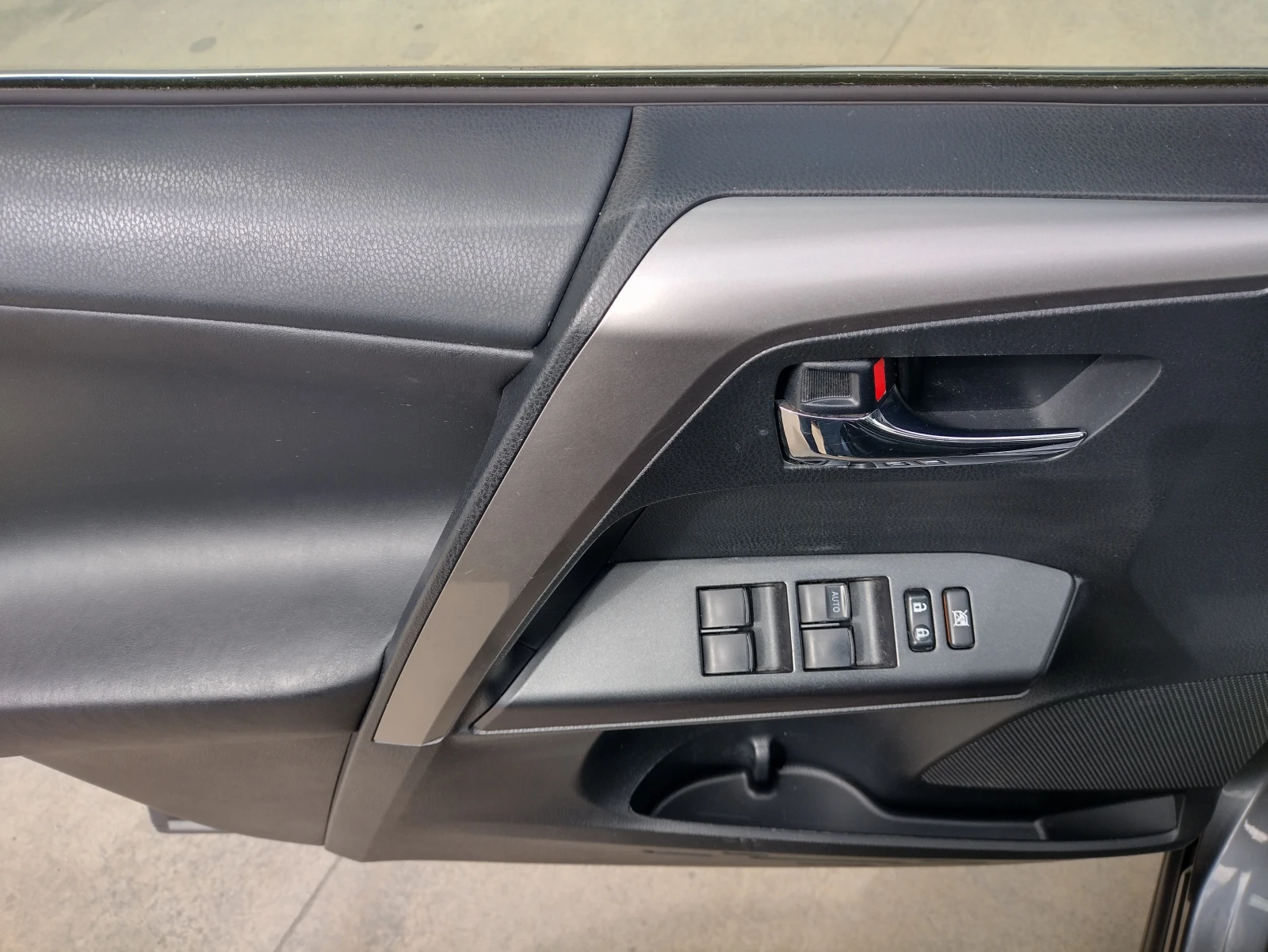 Toyota Rav4 2.0 D4D* FACE LIFT* Нави* Дистроник* Камера* , снимка 14 - Автомобили и джипове - 54141397