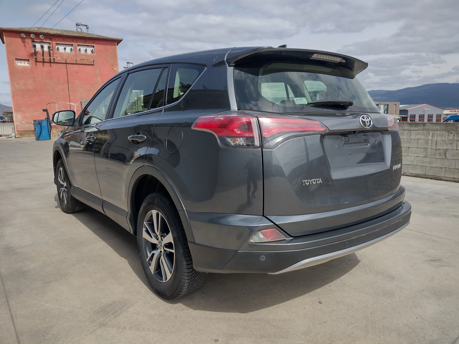 Toyota Rav4 2.0 D4D* FACE LIFT* Нави* Дистроник* Камера* , снимка 3 - Автомобили и джипове - 54141397