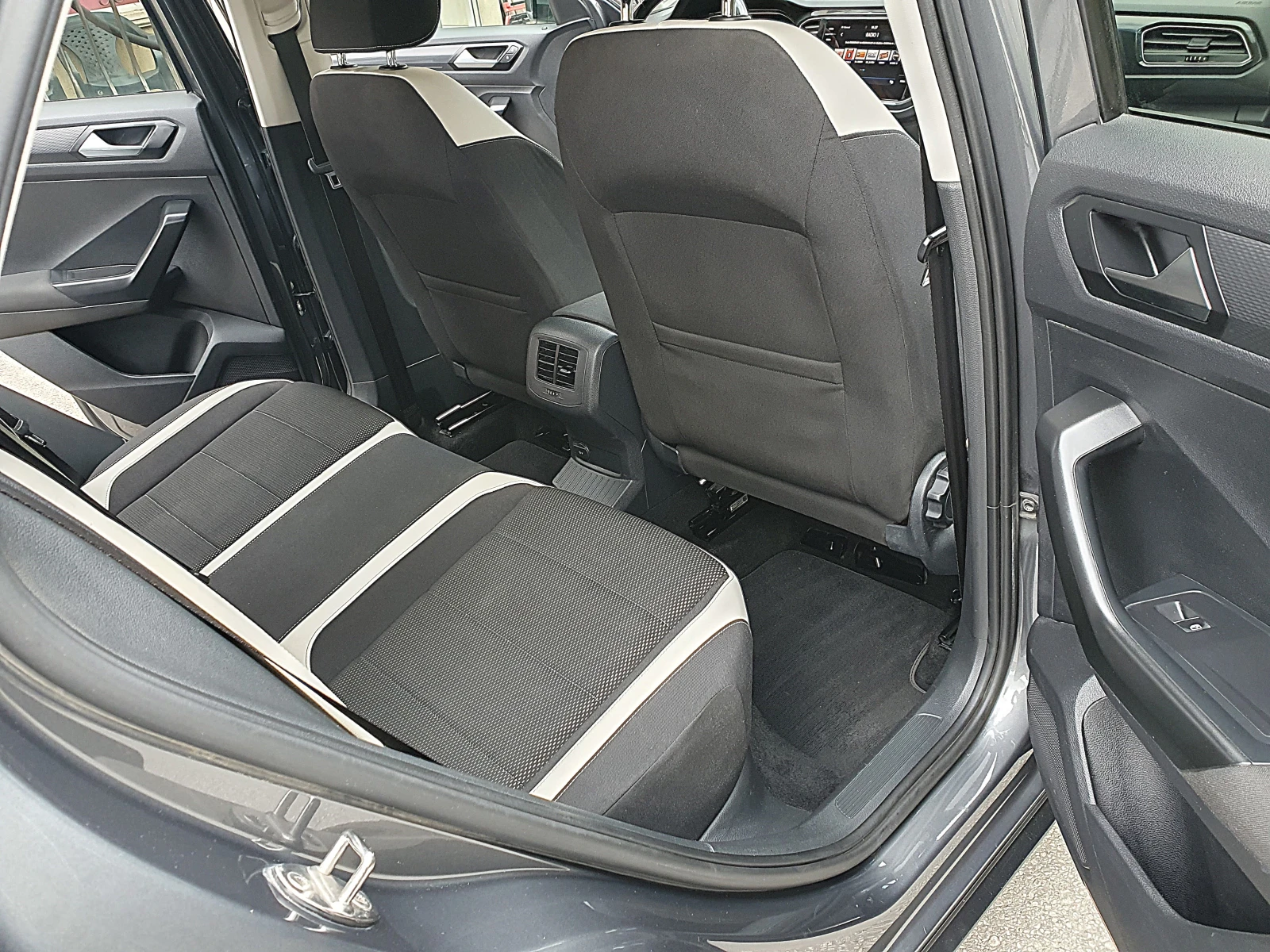 VW T-Roc 2.0TDI DSG 4x4, снимка 15 - Автомобили и джипове - 56235842