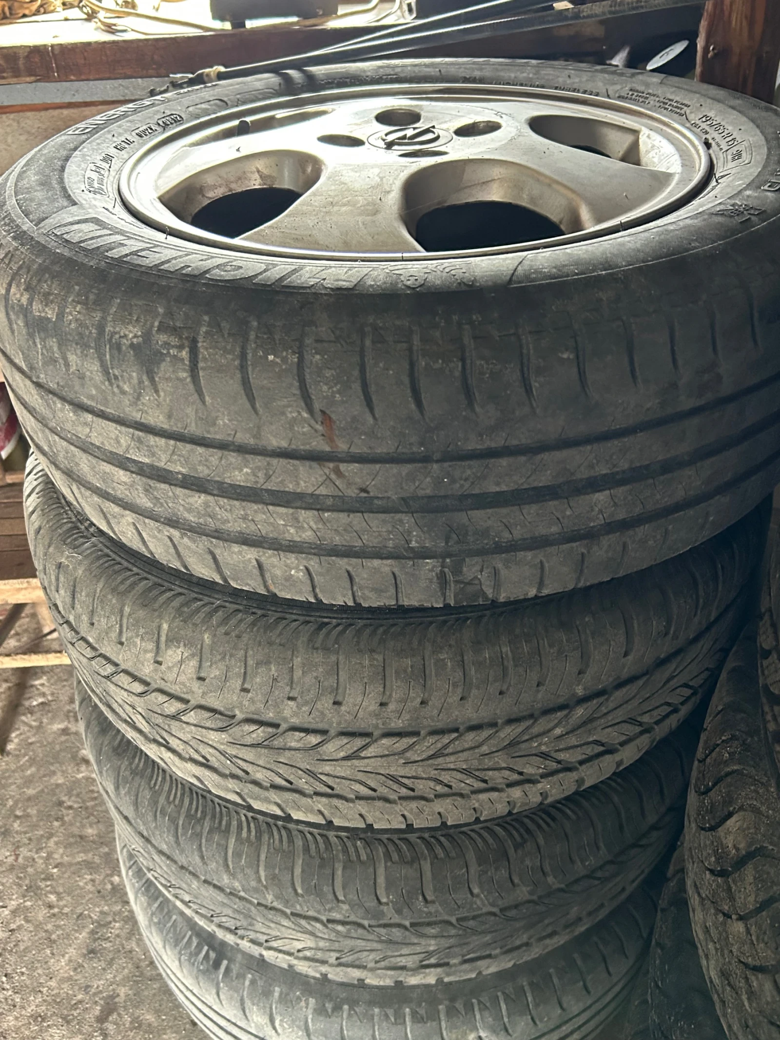 Гуми с джанти Michelin 195/65R15, снимка 2 - Гуми и джанти - 53814948